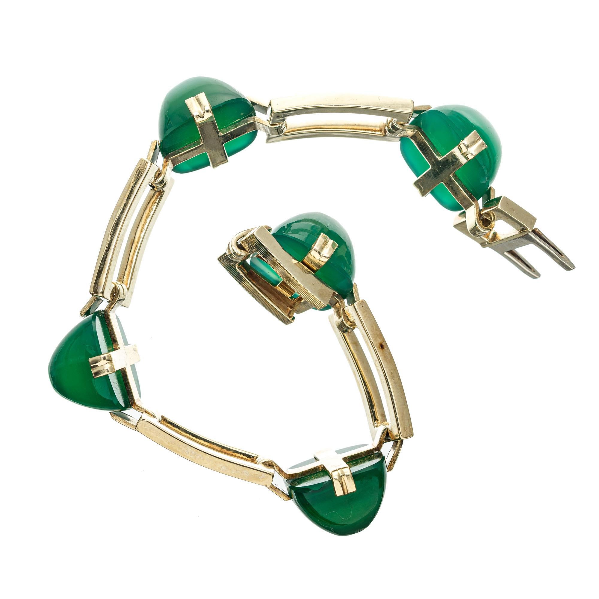1940's Retro Deco sugarloaf cut onyx link bracelet. 5 cabochon sugarloaf green onyx set in 14k green gold. 7 inches long. 

5 sugarloaf green onyx cushion cut 13.8 x 13.85 x 9.66 translucent
14k Green Gold
29.0 grams
Tested & Stamped: