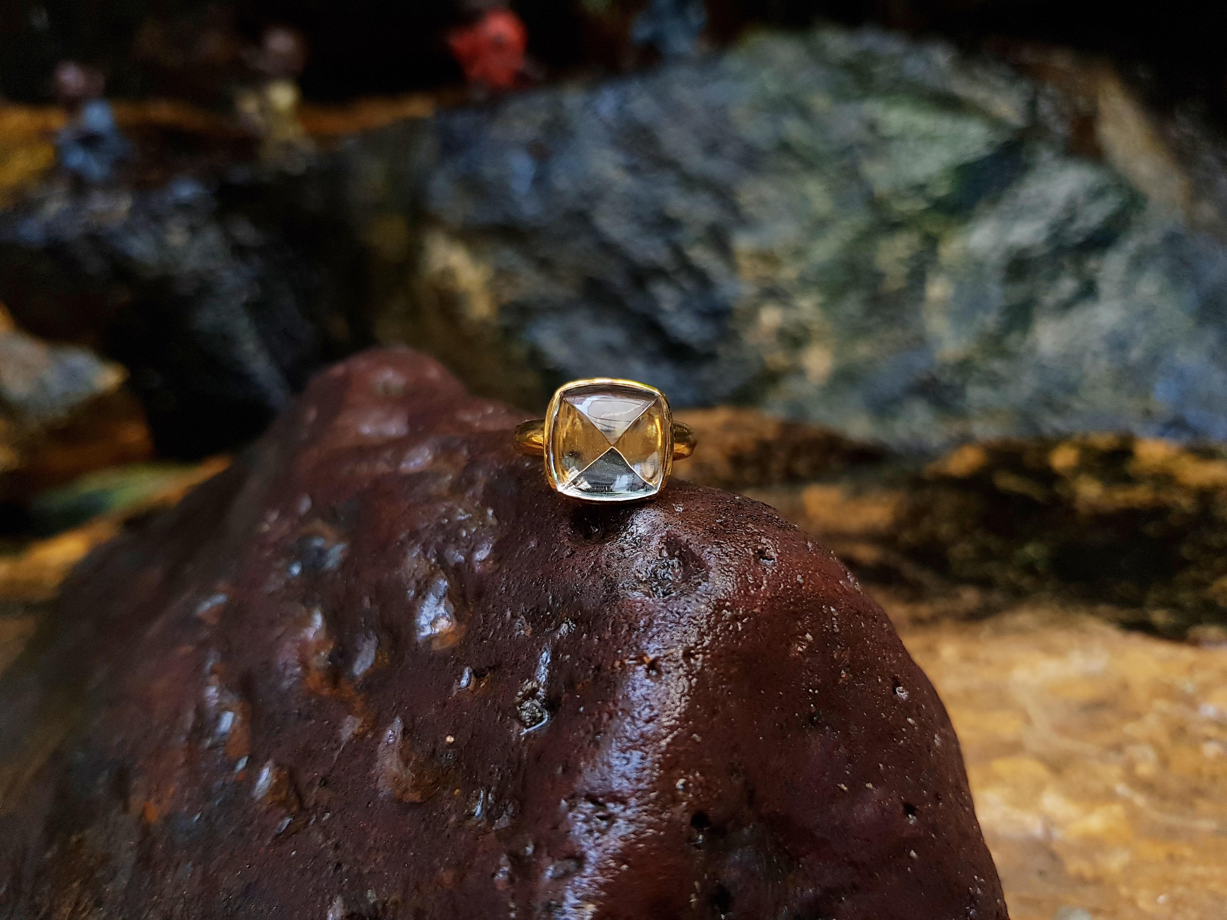 Sugarloaf Cut Quartz Ring Set in 18 Karat Gold Settings In New Condition For Sale In Bangkok, TH