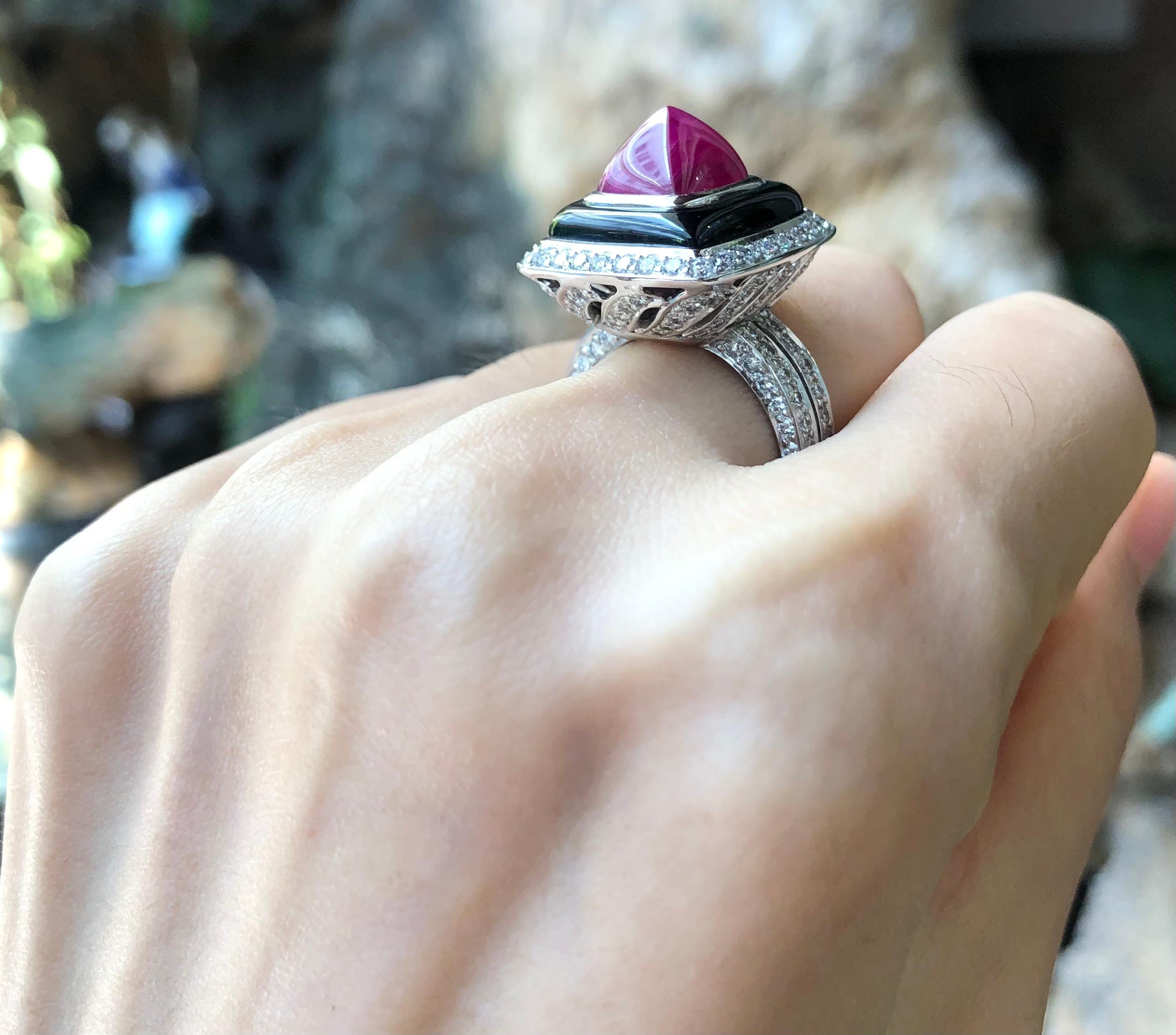 Taille cabochon « sugarloaf » Bague en or blanc 18 carats ornée d'un rubis, d'un onyx et d'un diamant de taille Sugarloaf en vente