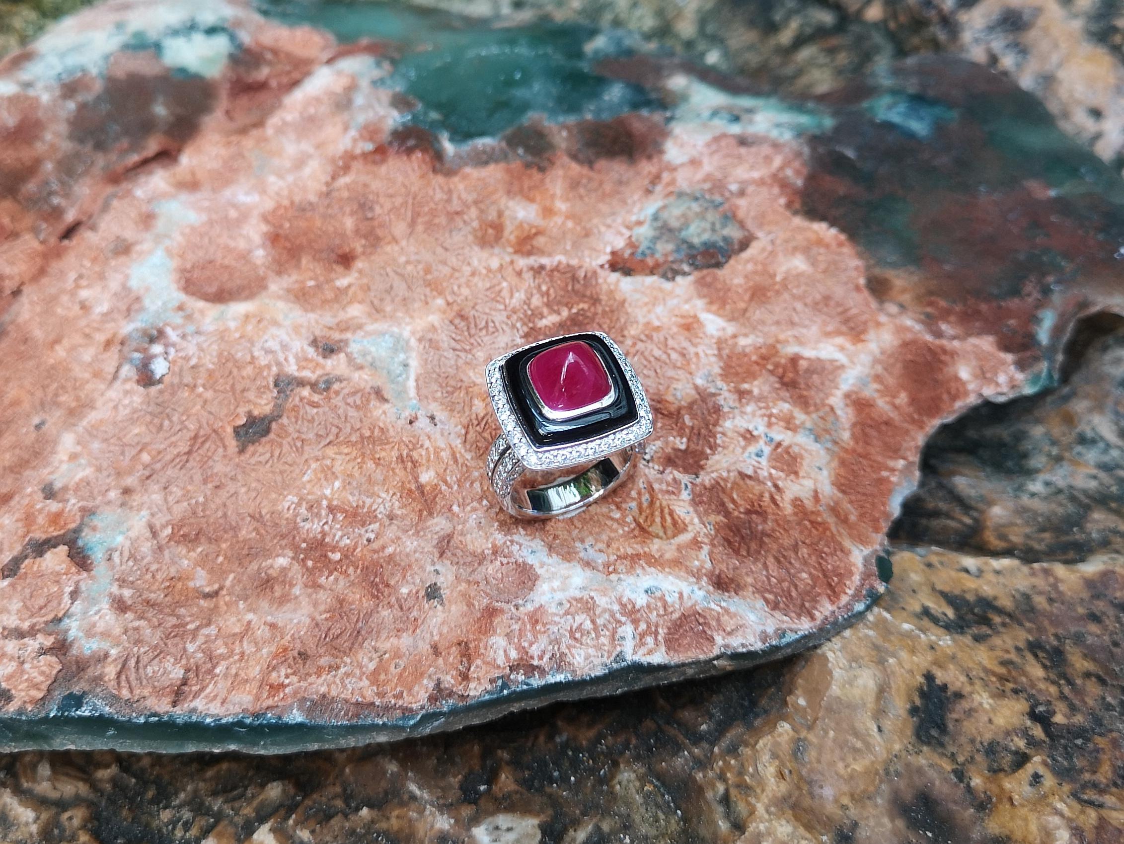 Bague en or blanc 18 carats ornée d'un rubis, d'un onyx et d'un diamant de taille Sugarloaf en vente 3