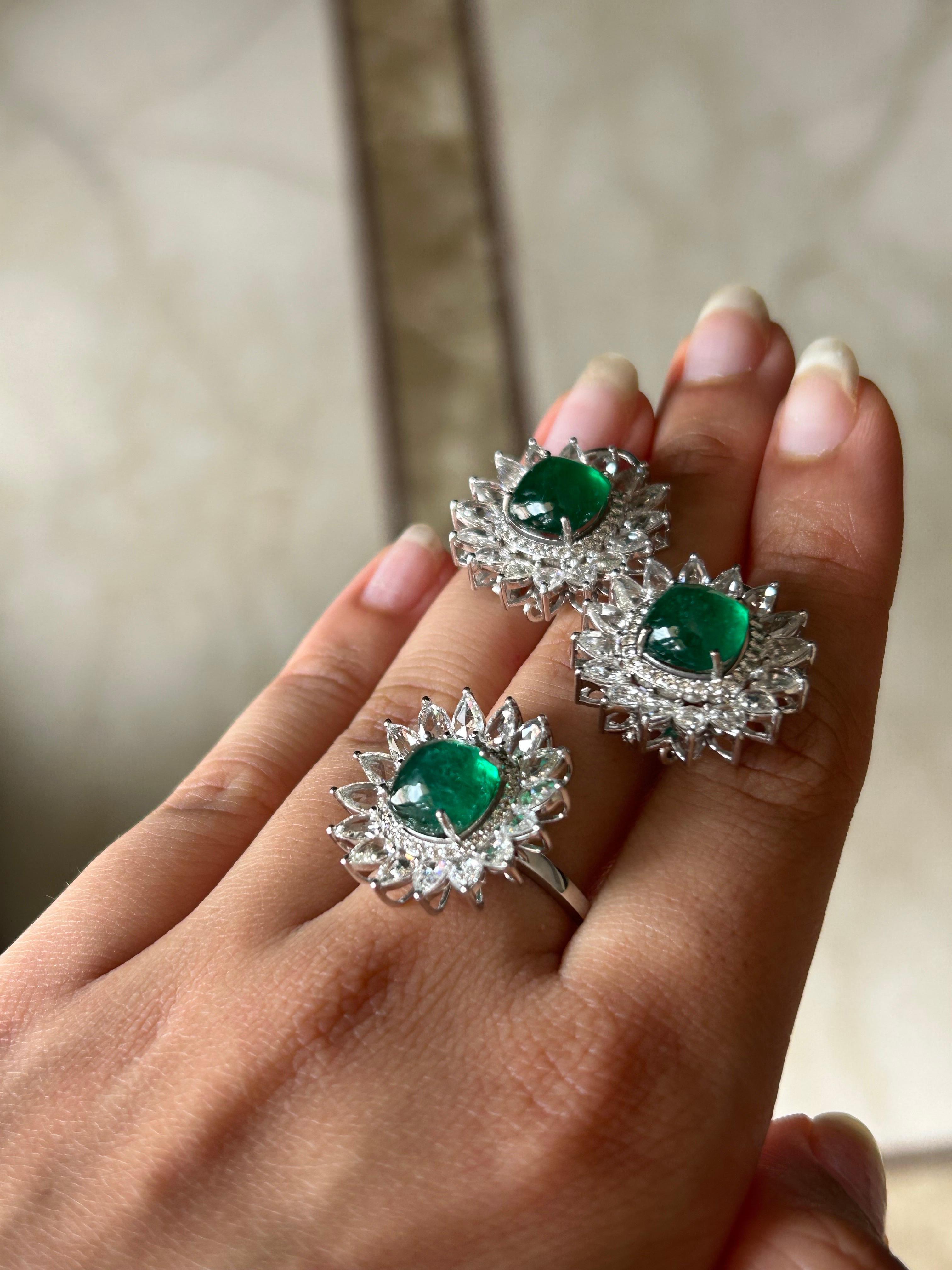 Sugarloaf Emerald and Diamond Earring and Ring Suite In New Condition For Sale In Bangkok, Thailand