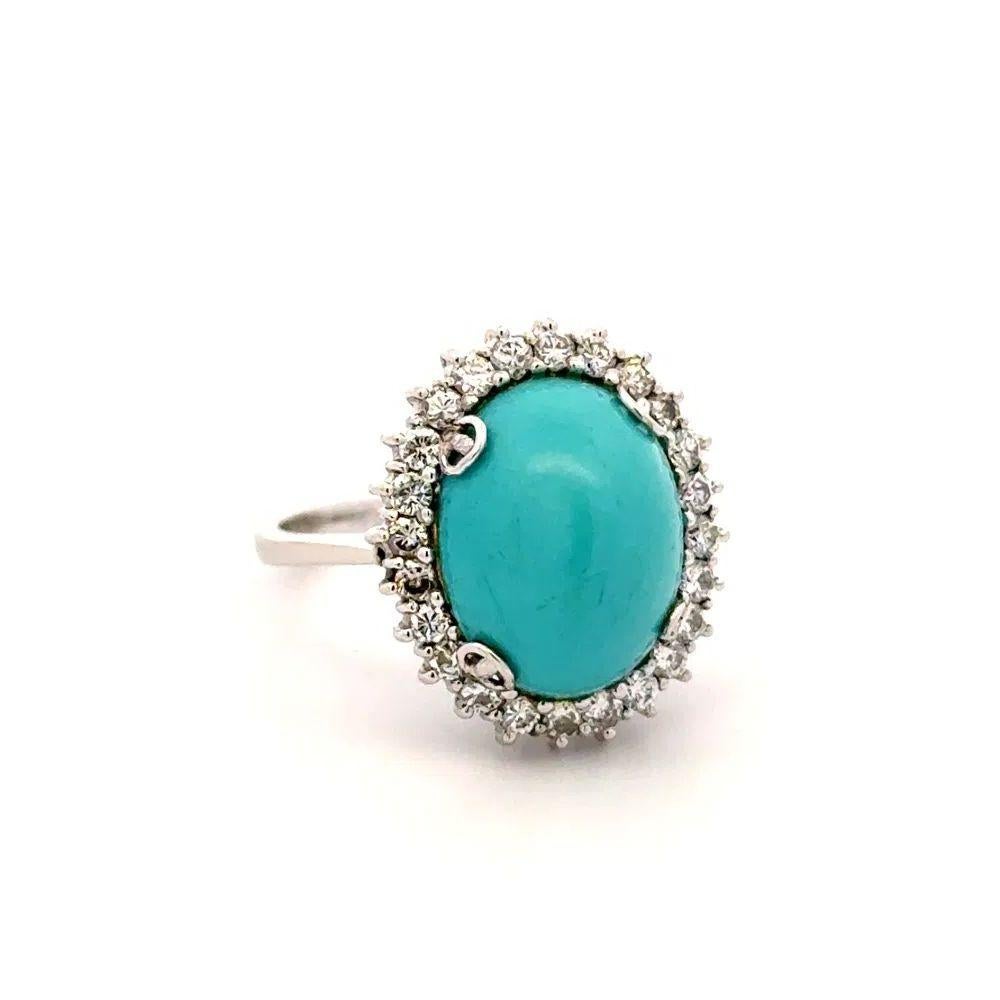 Semplicemente bello! Anello vintage con turchese e diamante Sugarloaf. Al centro, un turchese ovale Sugarloaf Cabochon incastonato a mano in modo sicuro. Circondato da diamanti, per un peso di circa 0.60tcw. Montatura in oro bianco 18K finemente