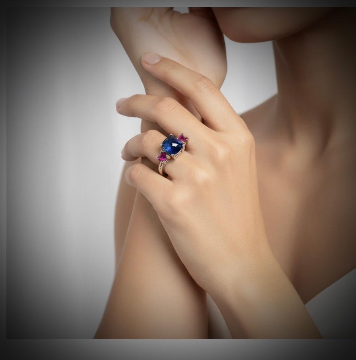 Anello Sugarloaf con zaffiro e rubino in oro bianco in vendita 4