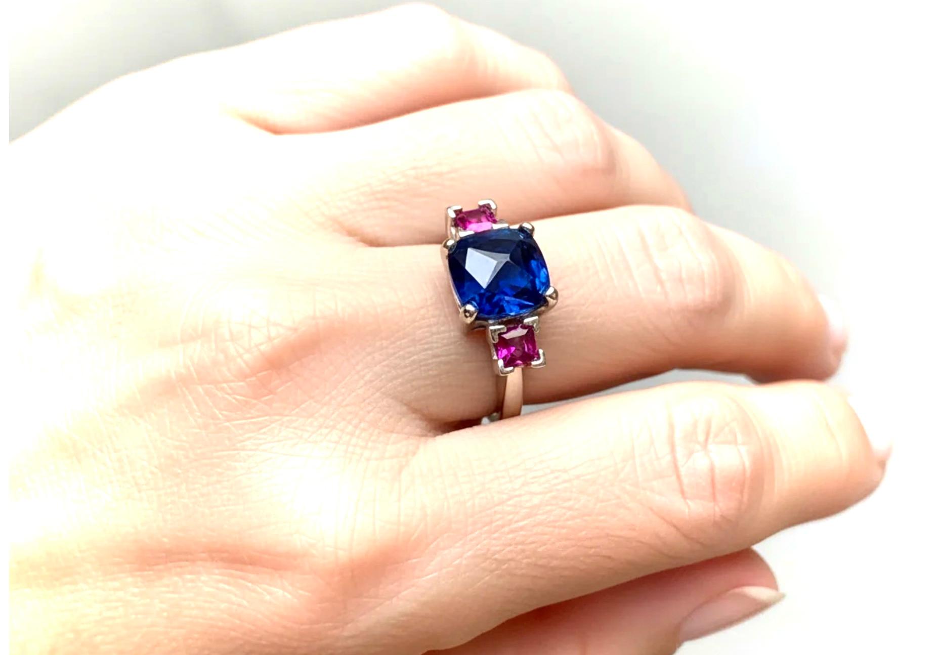 Donna Anello Sugarloaf con zaffiro e rubino in oro bianco in vendita