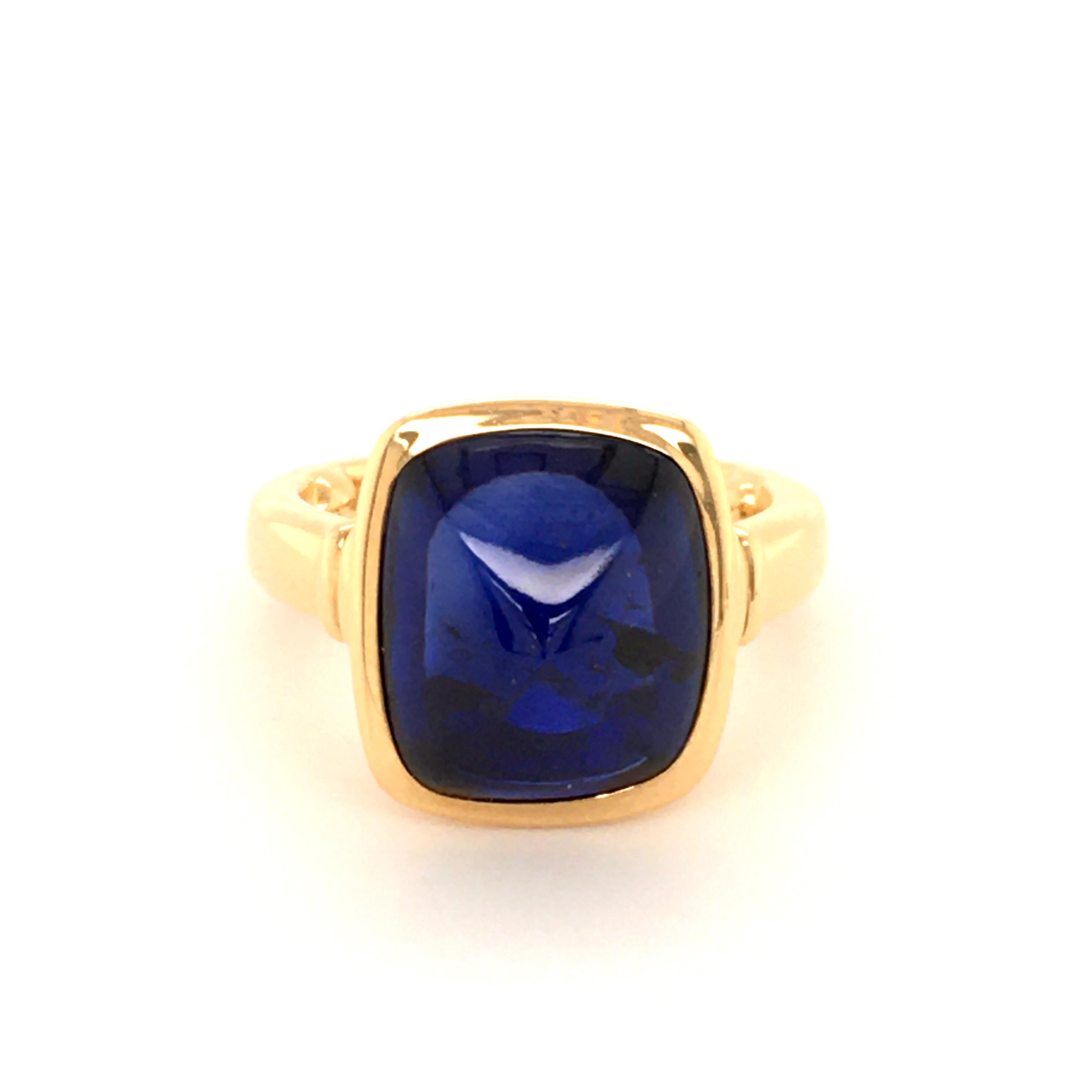 The deep blue Sapphire harmonizes wonderful with the 18 kt Yellow Gold setting.
The spaecial shape is called sugarloaf-cut.
The sapphire is of approximate 9.44 ct in weight.
Inside of the ring you see this little gold inlays - they make sure that