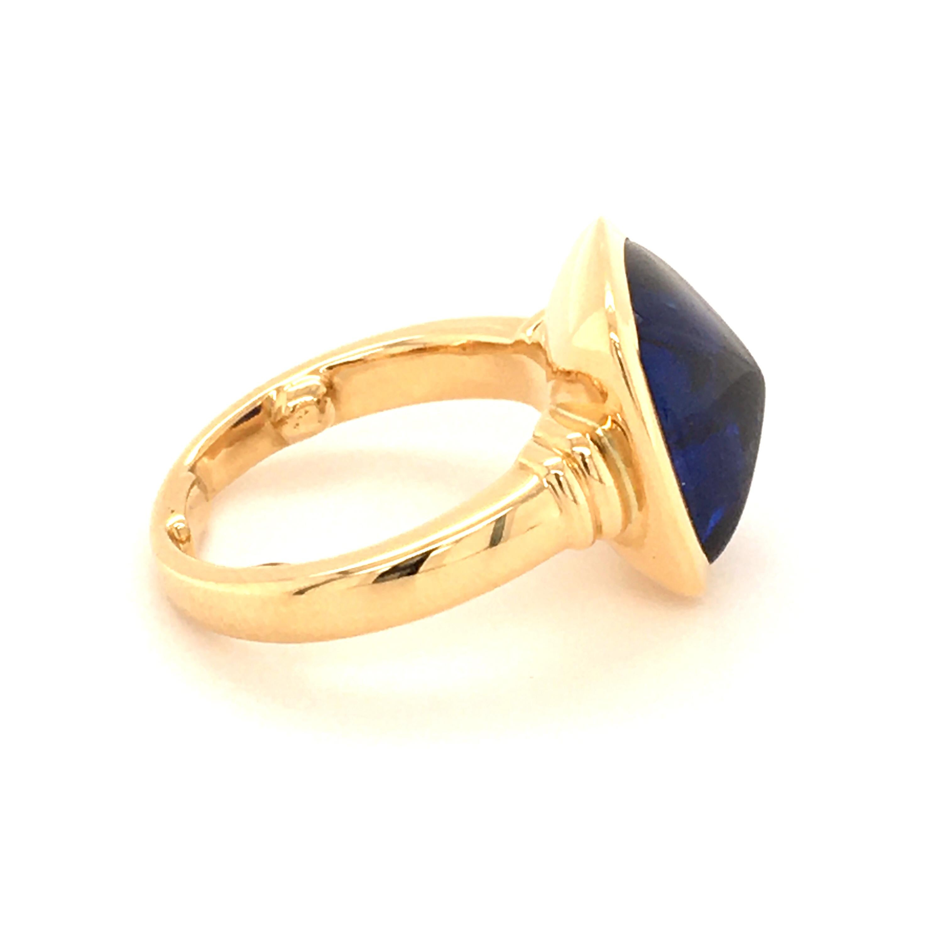 Modern Sugarloaf Sapphire Ring in Yellow Gold For Sale