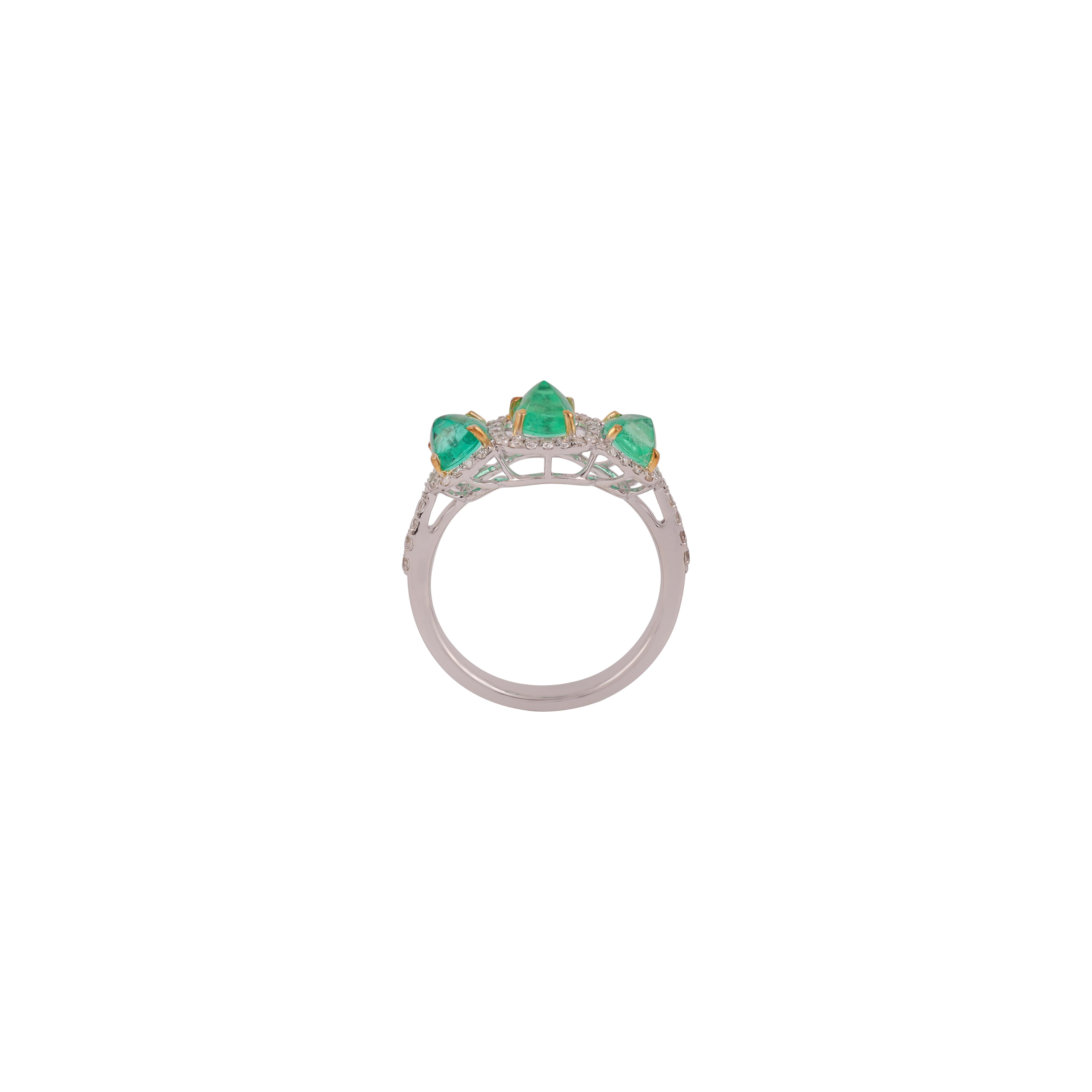 Contemporary Colombian Emerald Sugarloaf Shape Three-Stone Ring 18k For Sale