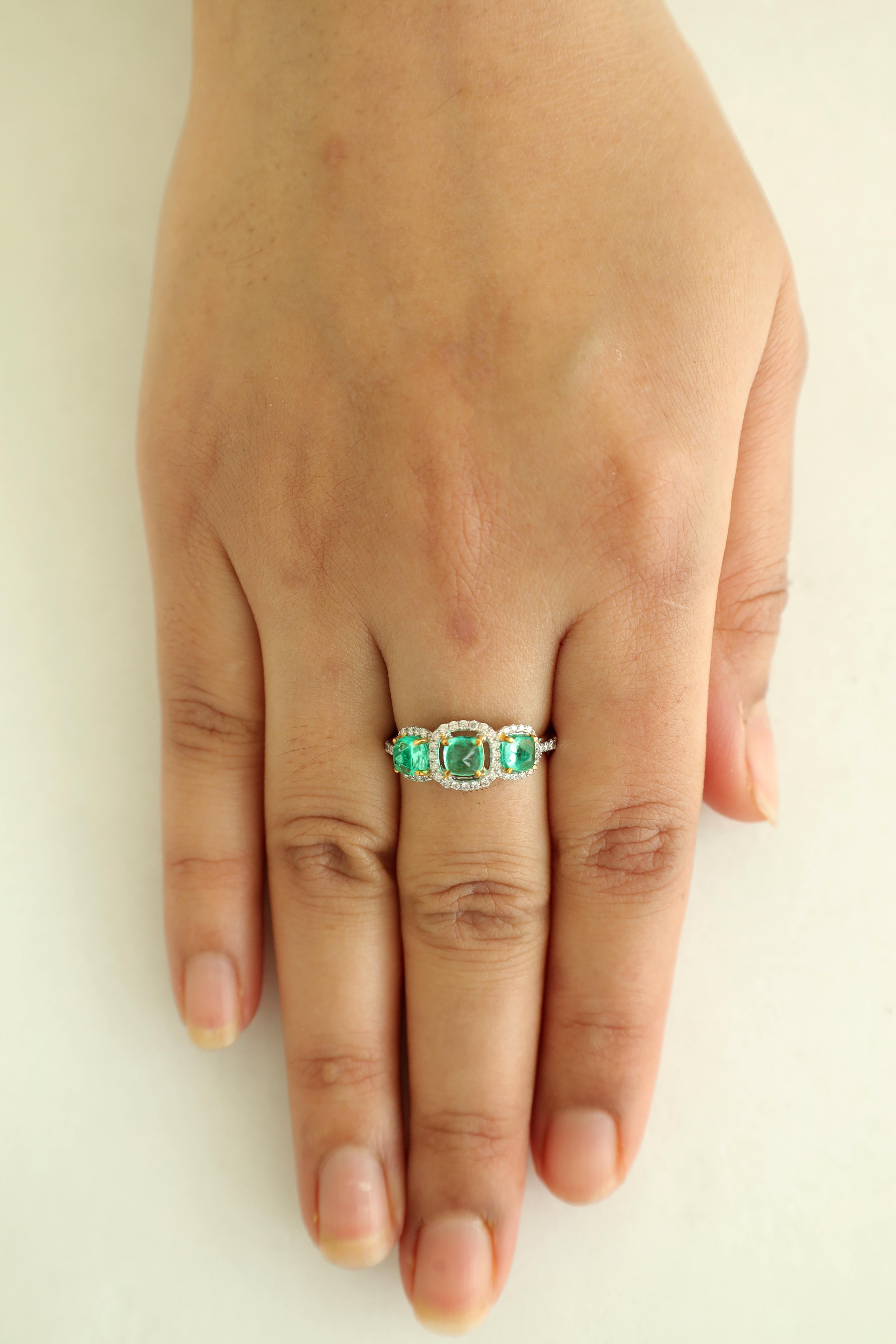 Colombian Emerald Sugarloaf Shape Three-Stone Ring 18k In New Condition For Sale In Jaipur, Rajasthan