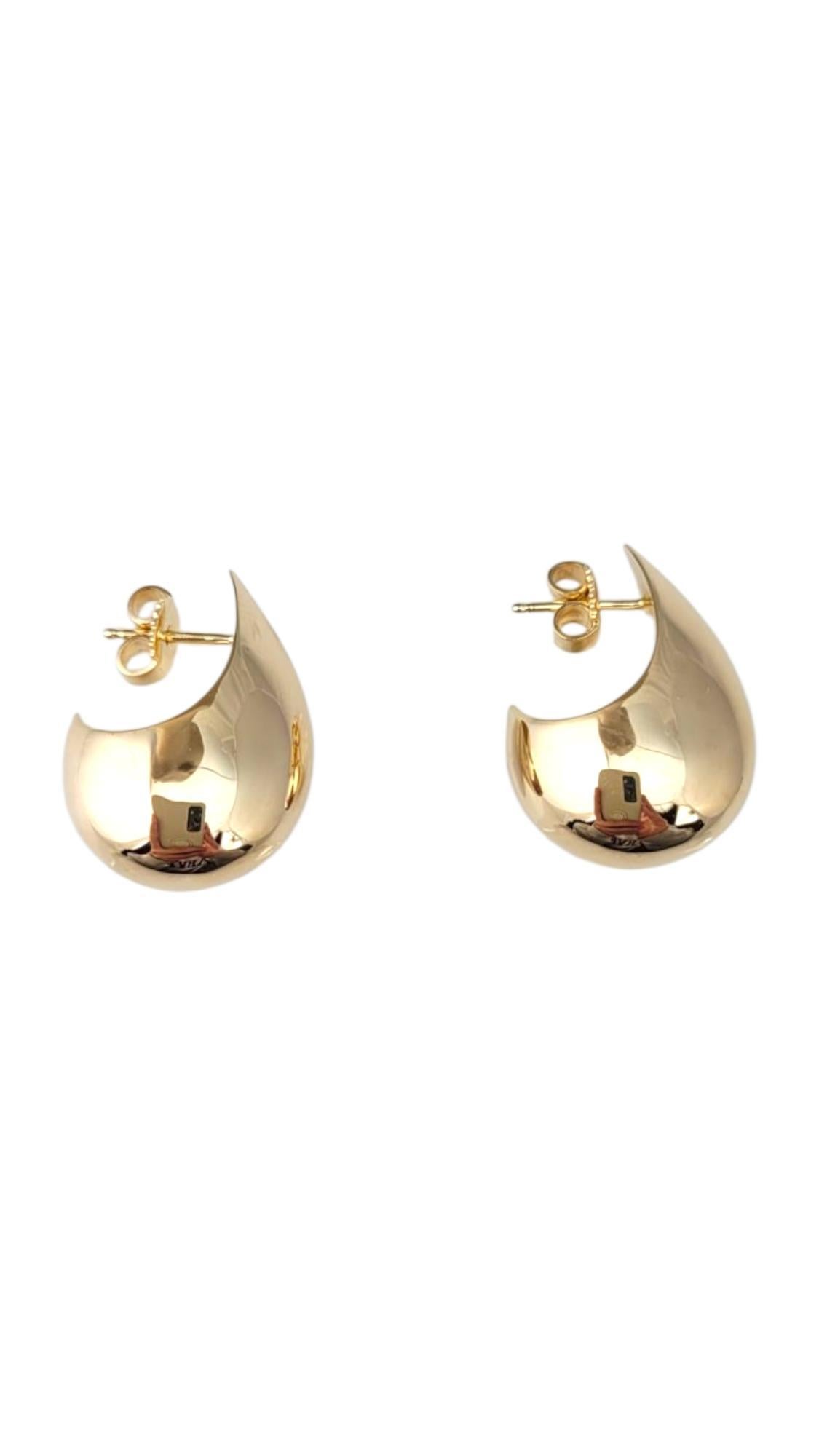 Boucles d'oreilles pendantes en or jaune 14K - Croissant

Ces boucles d'oreilles pendantes en or jaune 14 carats offrent une silhouette élégante, conçue pour se balancer doucement à chaque mouvement. Leur finition polie et leur design intemporel en