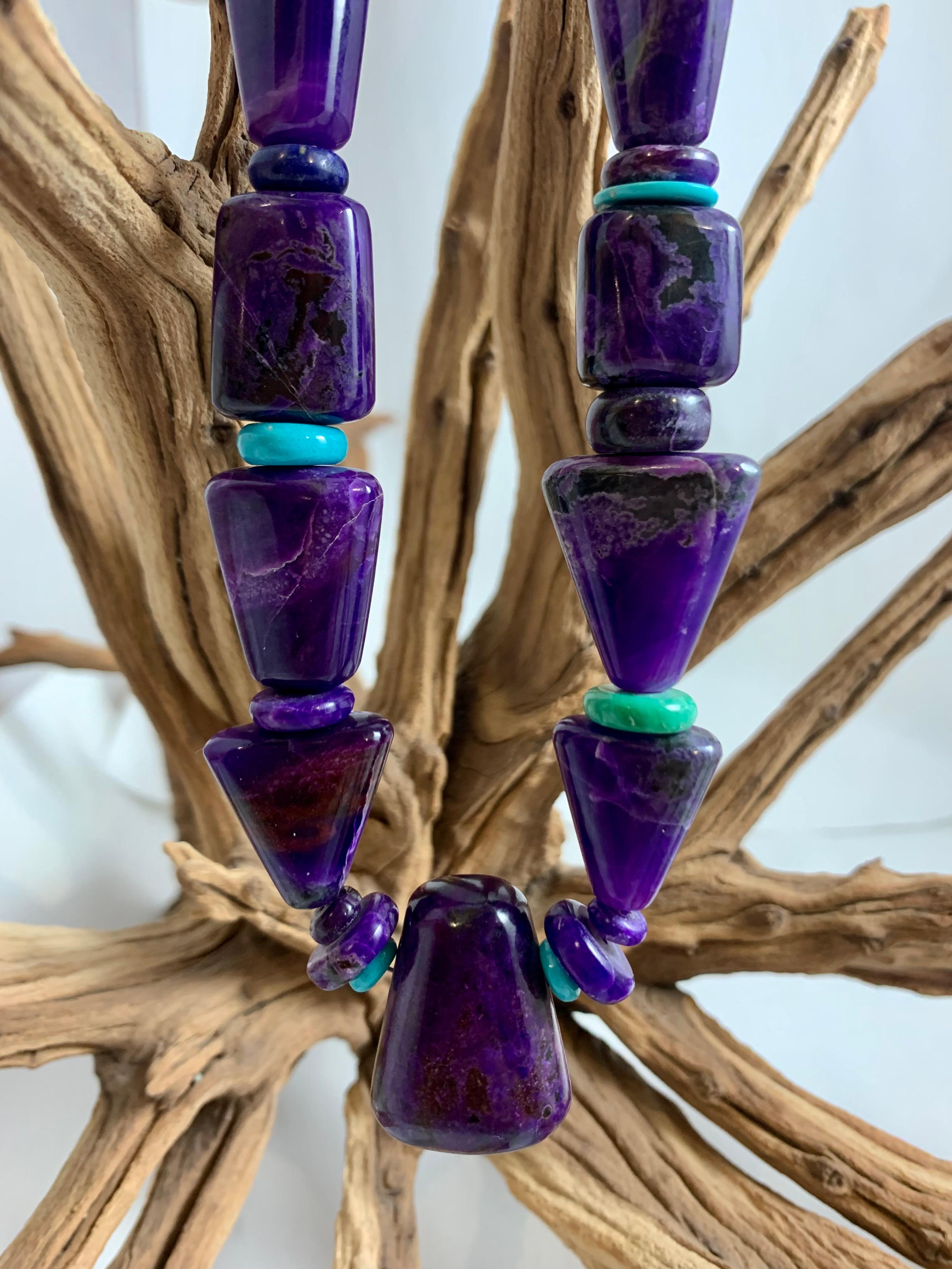 Perline di sugilite tagliate a mano dal famoso artista lapidario Bruce Eckhardt. La collana di 21 pollici ha perline di sugilite, lapis e turchese che separano le pietre di sugilite di varie forme e dimensioni.

La Sugilite è una gemma di colore