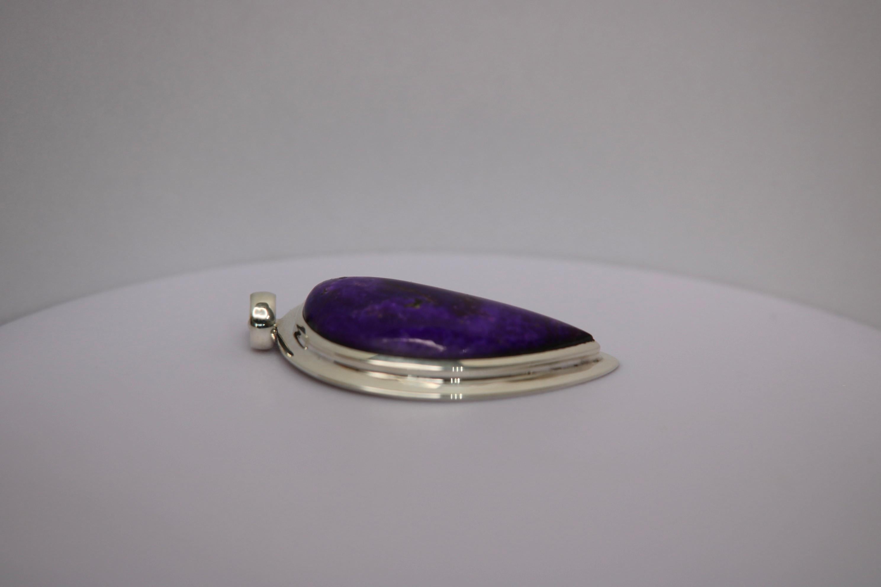 Sugilite Pendant in 925 Sterling Silver In Excellent Condition For Sale In Hua Hin, TH