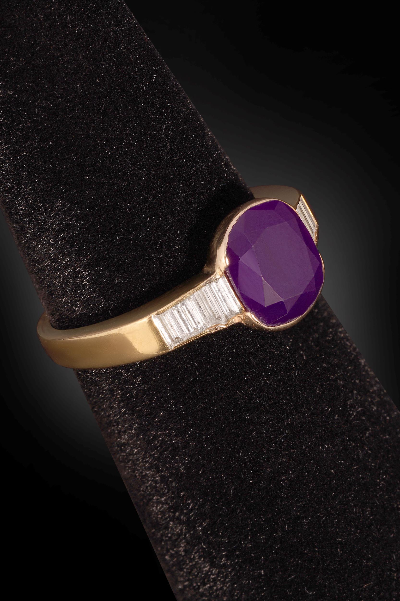 Baguette Cut Rare Sugilite Reserve Collection: Sugilite Lusso Riservato Ring in 18k Gold For Sale