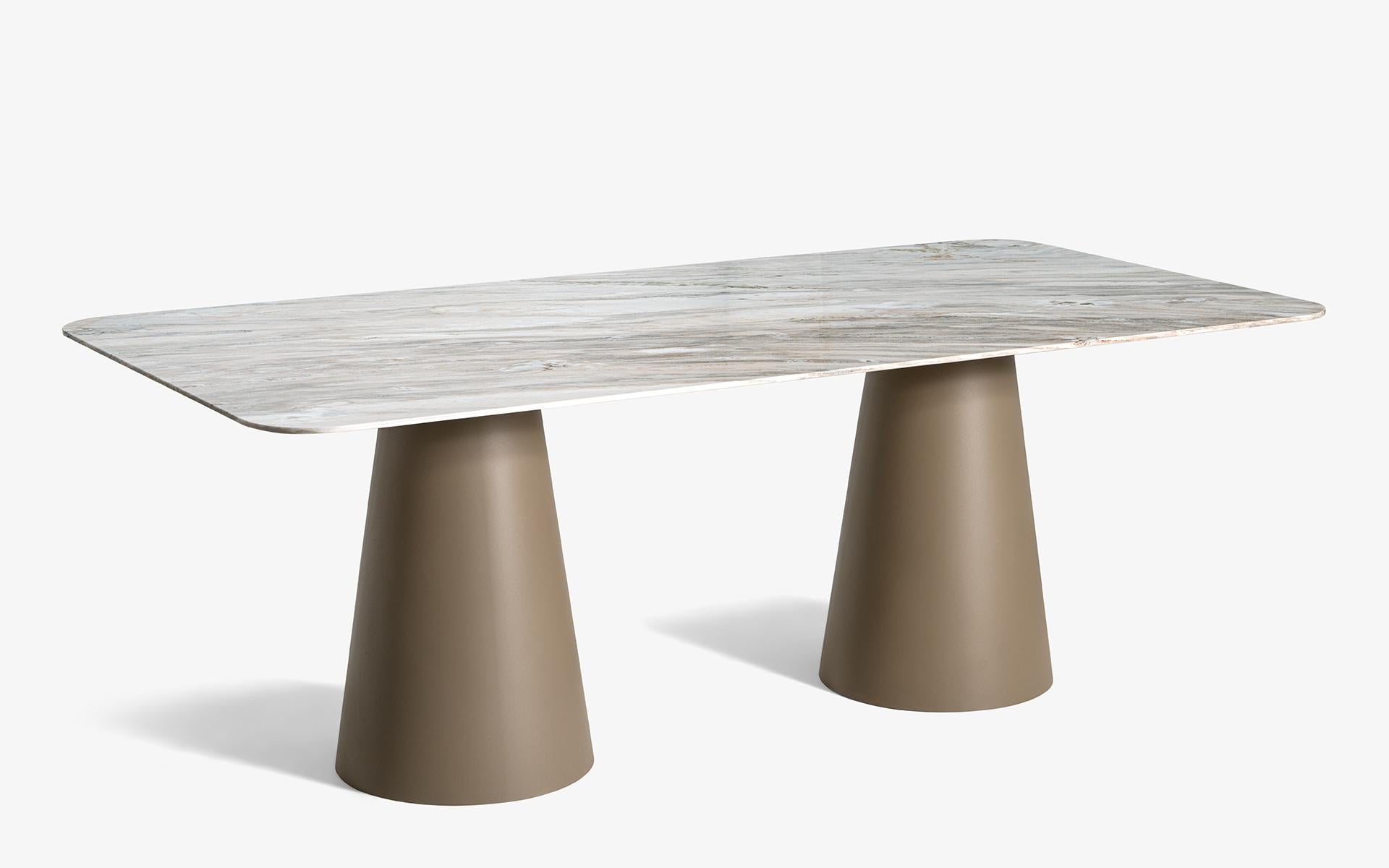 Il tavolo da pranzo per otto persone Sui aggiunge un tocco moderno ai tuoi spazi abitativi grazie al suo design estetico ed equilibrato ispirato alla sua forma conica.

Offre un utilizzo comodo e spazioso grazie alla sua struttura che offre un'ampia