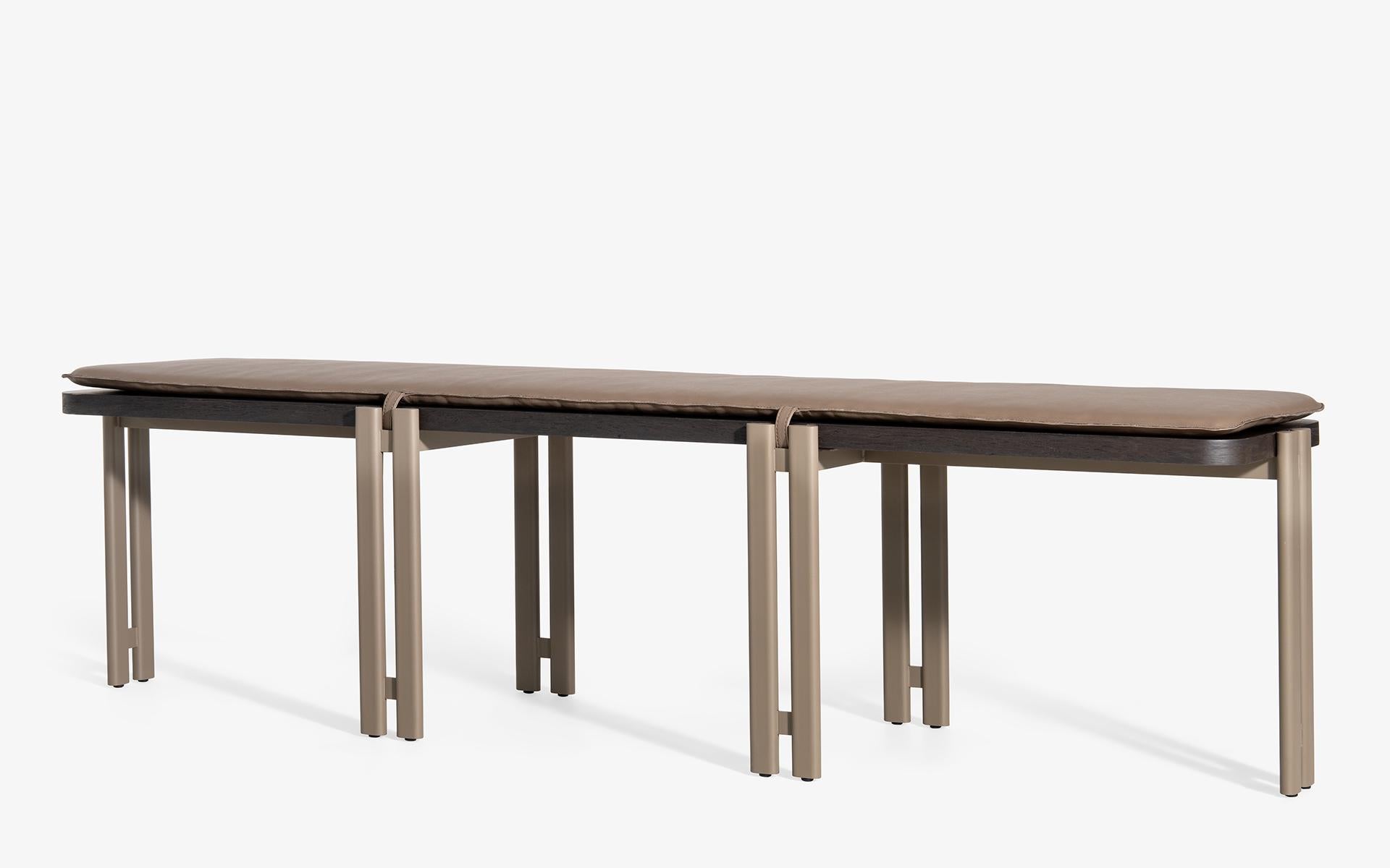 La panca Sui aggiunge carattere ai tuoi spazi abitativi grazie al suo design forte ed elegante. Le gambe sottili e resistenti in metallo verniciato offrono un aspetto moderno e leggero, mentre l'impiallacciatura in rovere di prima qualità crea