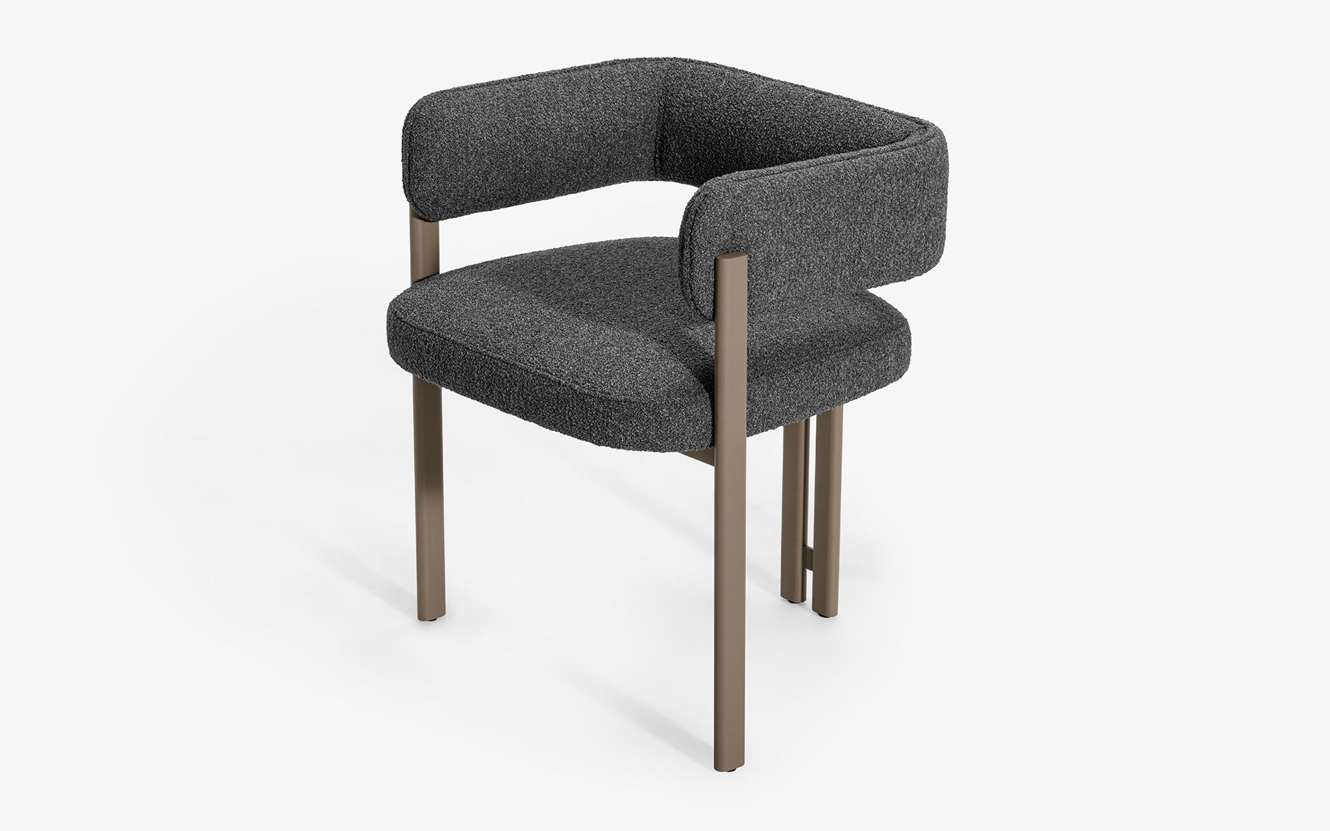 La sedia Sui ha un design che si adatta agli spazi abitativi grazie alla sua forma equilibrata e ai suoi dettagli eleganti. Le gambe in metallo verniciato offrono una posizione solida e sottile, mentre lo schienale e la seduta imbottiti garantiscono