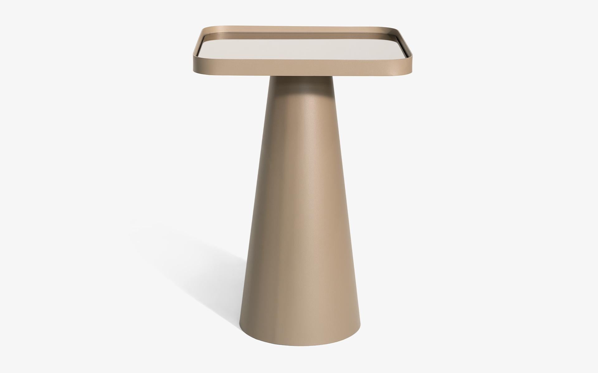Moderne Table d'appoint Sui avec pieds coniques en métal et table miroir en bronze en vente