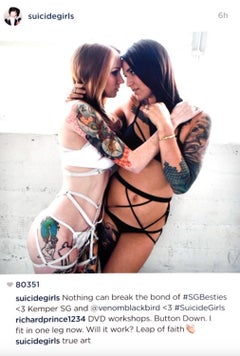 Impression à grande échelle de portrait de deux femmes avec des tatouages par Suicide Girls