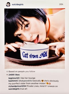 Großformatiges Porträt einer Frau mit Tattoo von Suicide Girls „Cat From Hell“