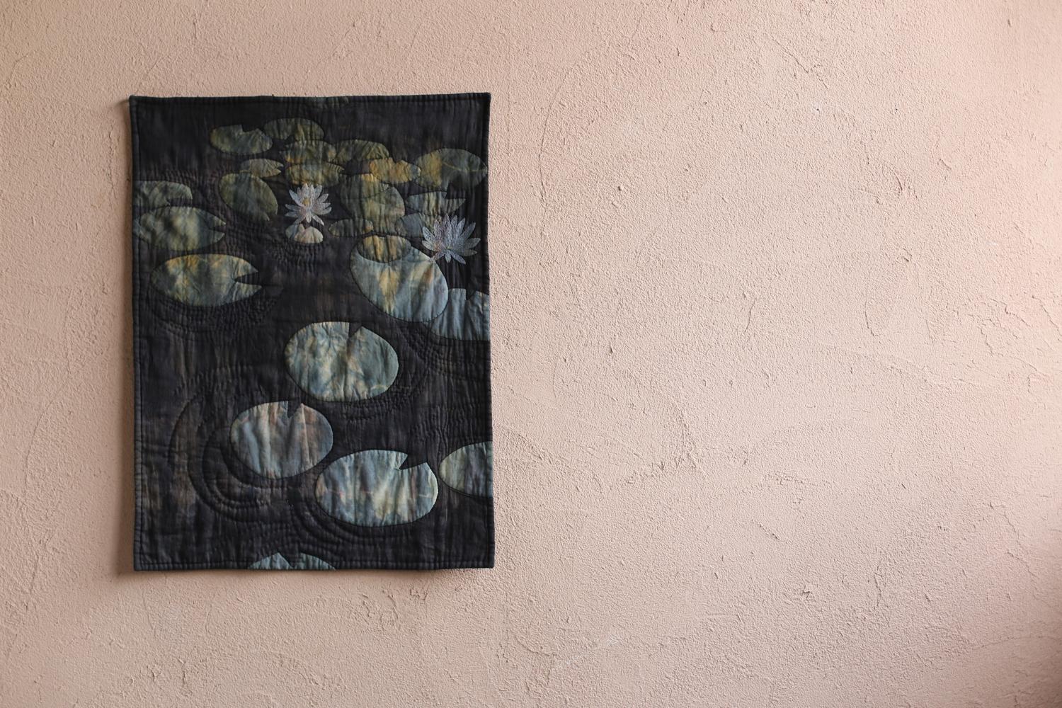 Title : SUIREN
Japan / 2022s
Size : W 610 H 810 mm

Expressing delicate color changes by dyeing many times.

This quilt is made with french linen and cotton.

Hand-quilted with Japanese sashiko thread and cotton thread.

Hand dyed with