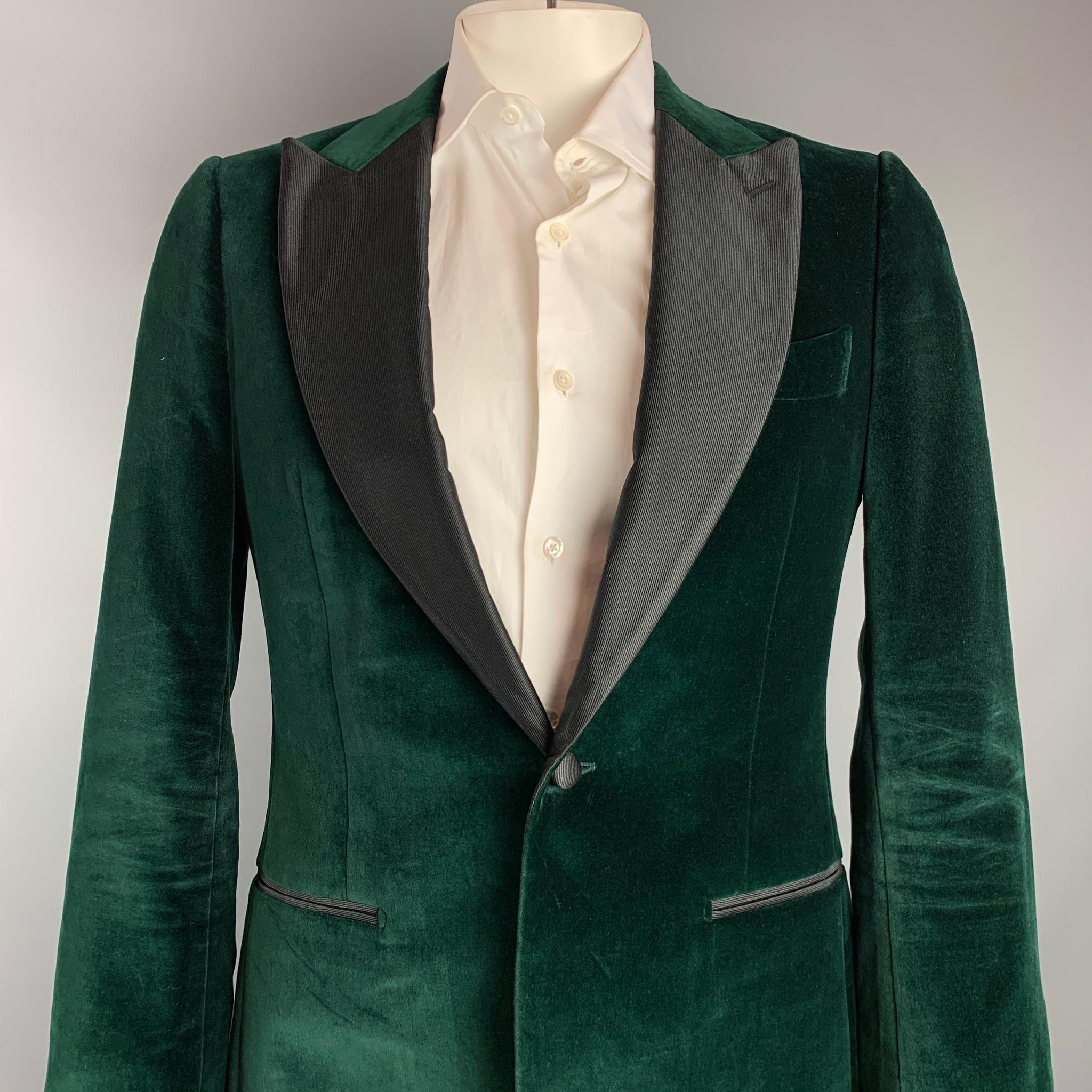 SUIT SUPPLY Sportmantel aus grünem & schwarzem Samt mit vollem Futter:: Spitzrevers:: geschlitzten Taschen und einem Knopfverschluss. 

Sehr guter gebrauchter Zustand. 
Markiert: 40 L

Maßangaben: 

Schultern: 17.5 in. 
Brustkorb: 40 in. 
Ärmel: 26