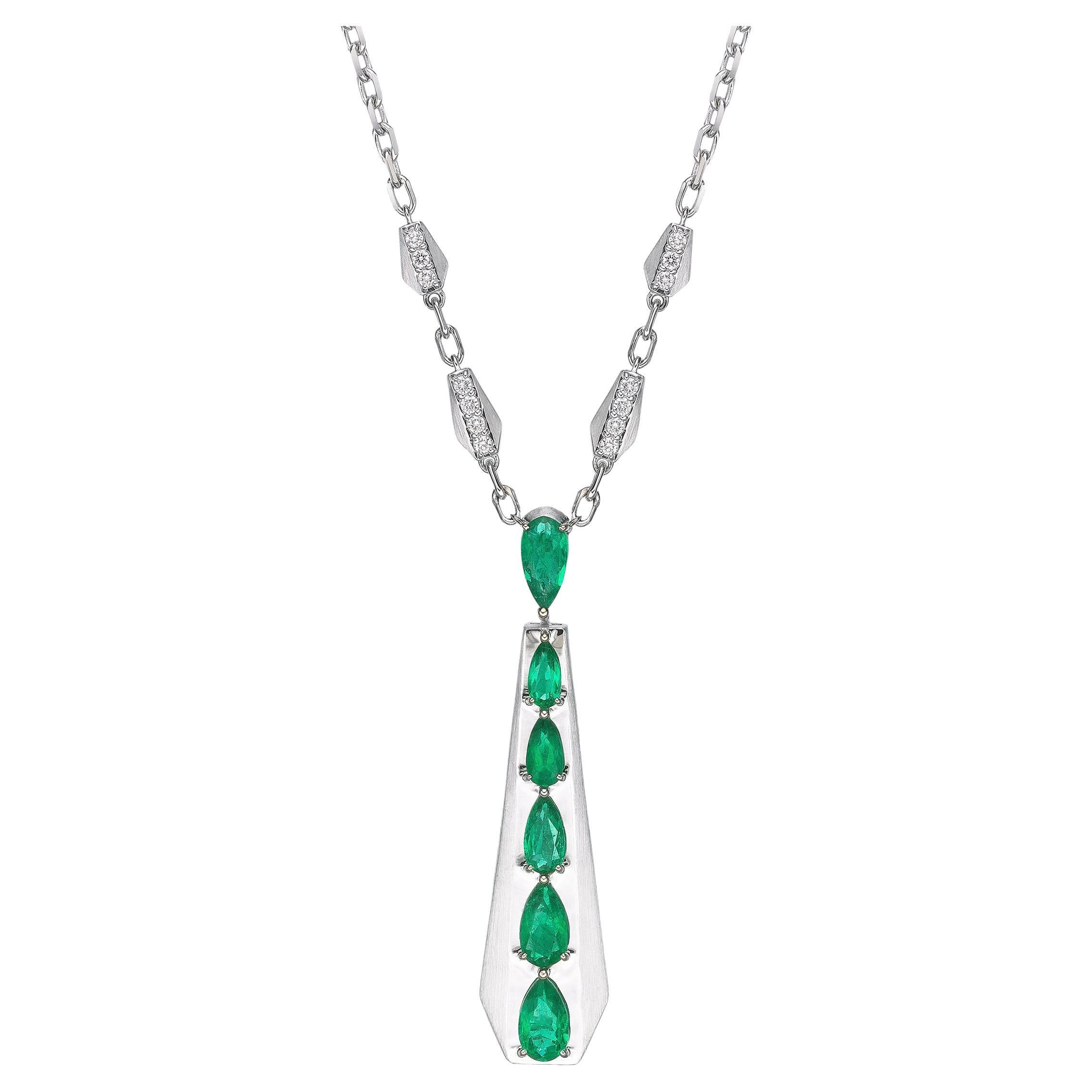 Suita Nahata 1.88ct. Ciondolo a forma di smeraldo in 18KWG con diamante bianco.