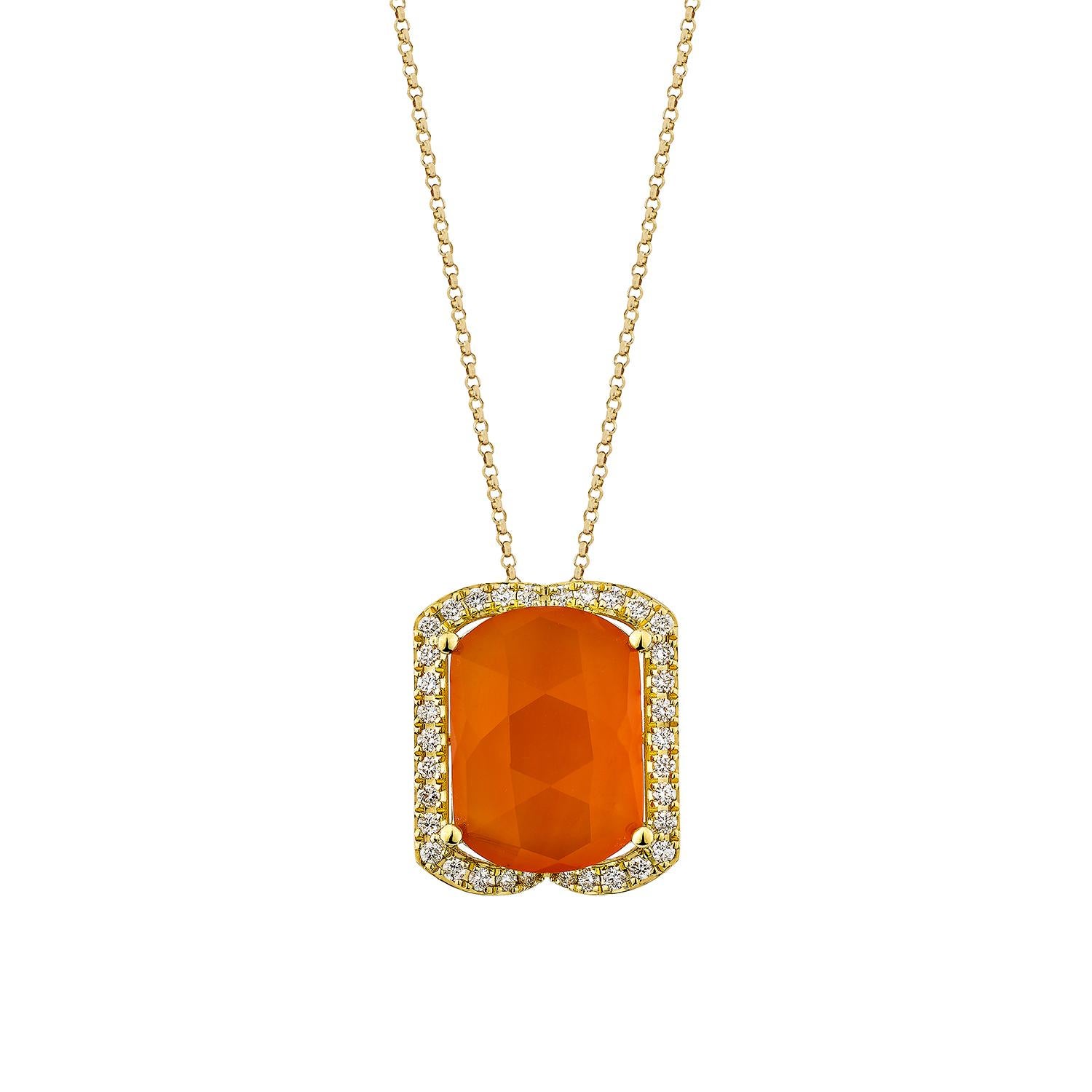 Questo elegante ciondolo presenta una vibrante corniola ovale accentata da corniole con taglio a baguette, incastonate in oro giallo 14K e rifinite con un tocco di diamanti bianchi per un sottile scintillio.

Ciondolo di corniola in oro giallo 14