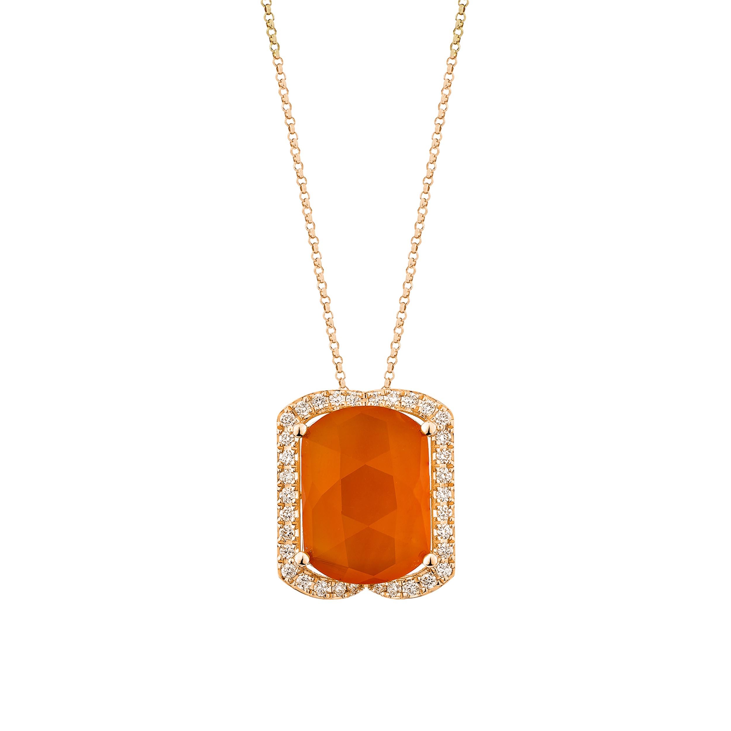 Questo elegante ciondolo presenta una vibrante corniola ovale accentata da corniole con taglio a baguette, incastonate in oro rosa 14K e rifinite con un tocco di diamanti bianchi per un sottile scintillio.

Ciondolo di corniola in oro rosa 14 carati