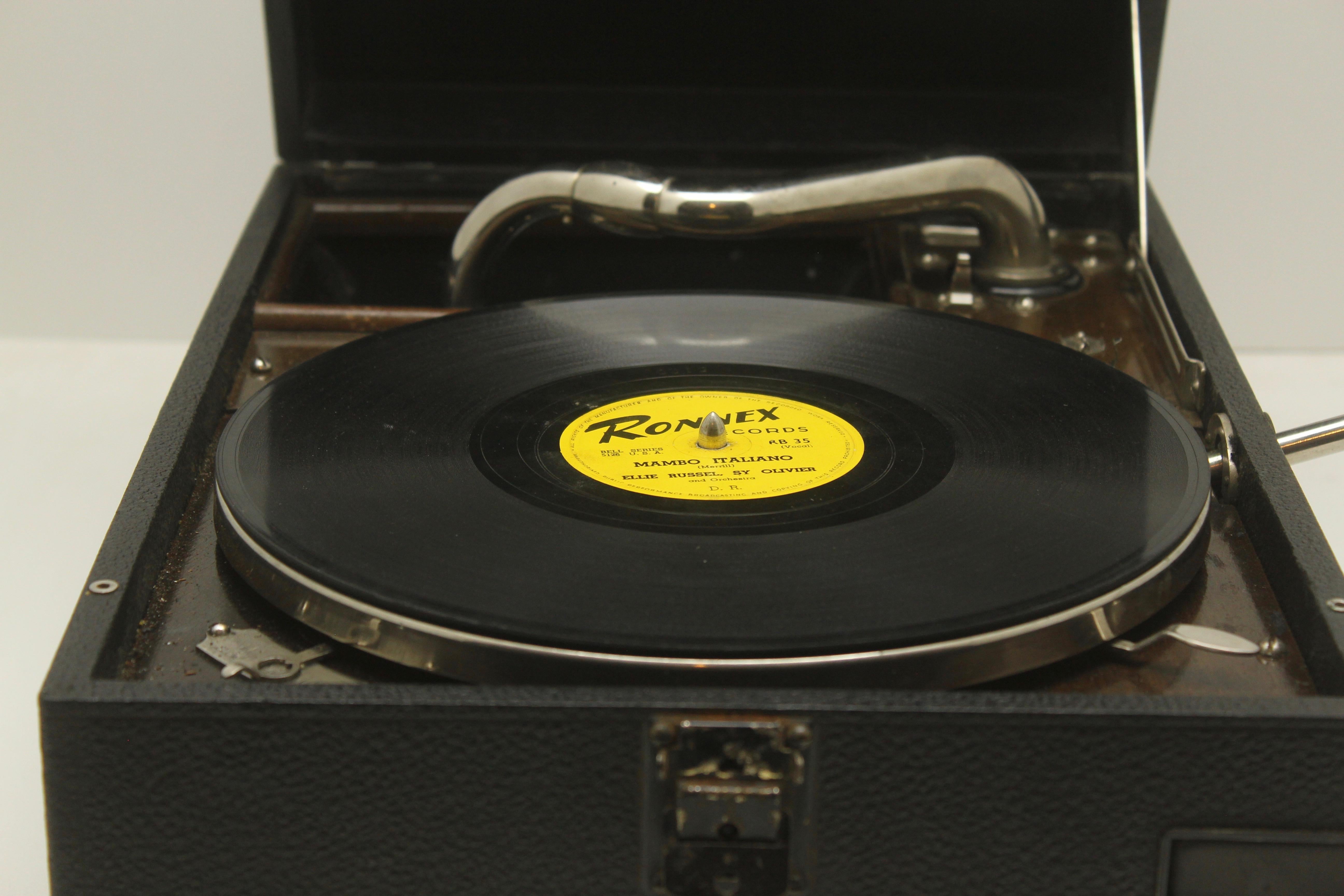 Machine-Made Suitcase Gramophone “La Voix de son Maître” 'His Master’s Voice' Model HMV 101