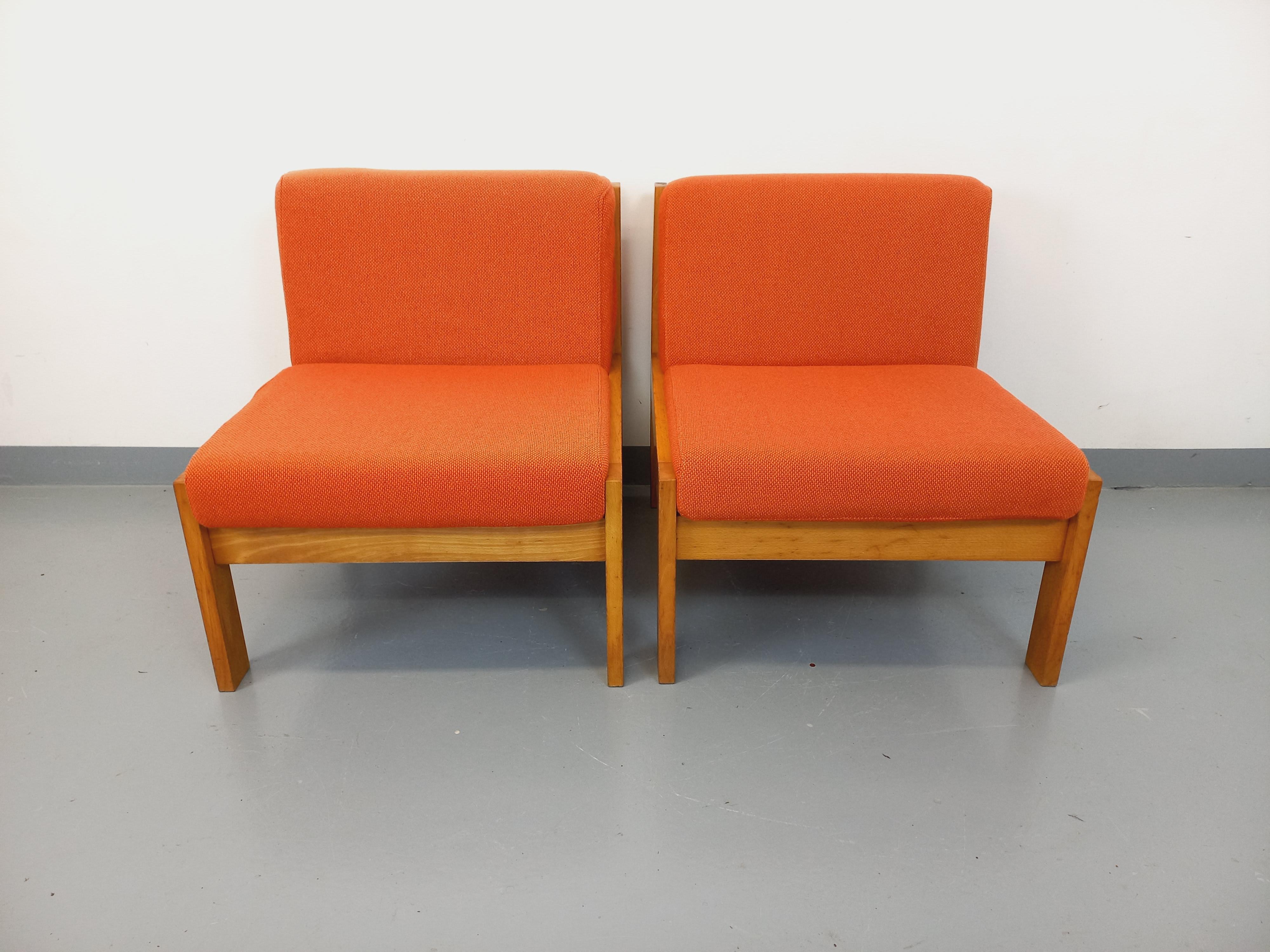 Suite de 2 fauteuils chauffeuses Baumann vintage en tissu orange et bois For Sale 4