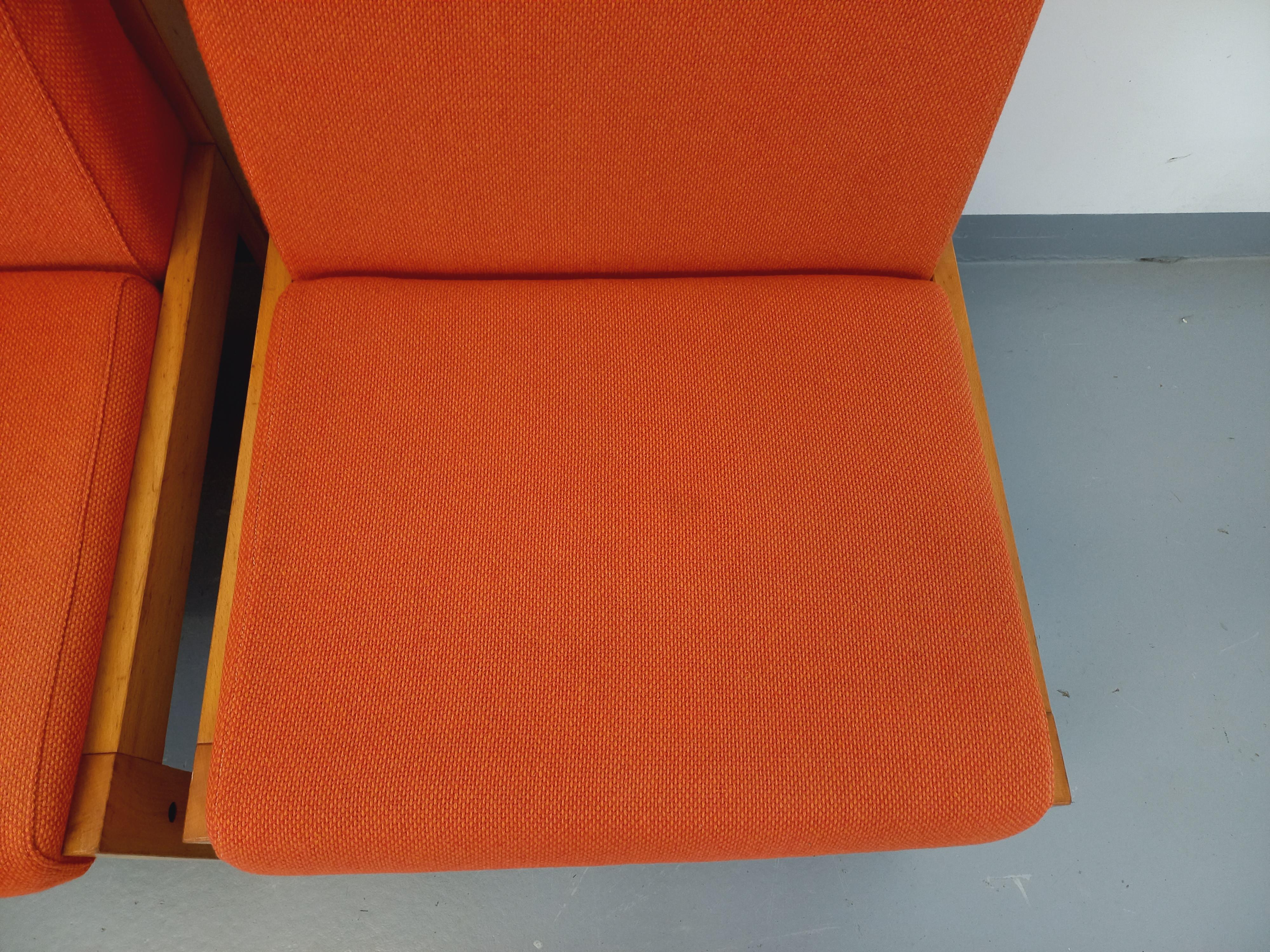 Suite de 2 fauteuils chauffeuses Baumann vintage en tissu orange et bois For Sale 9