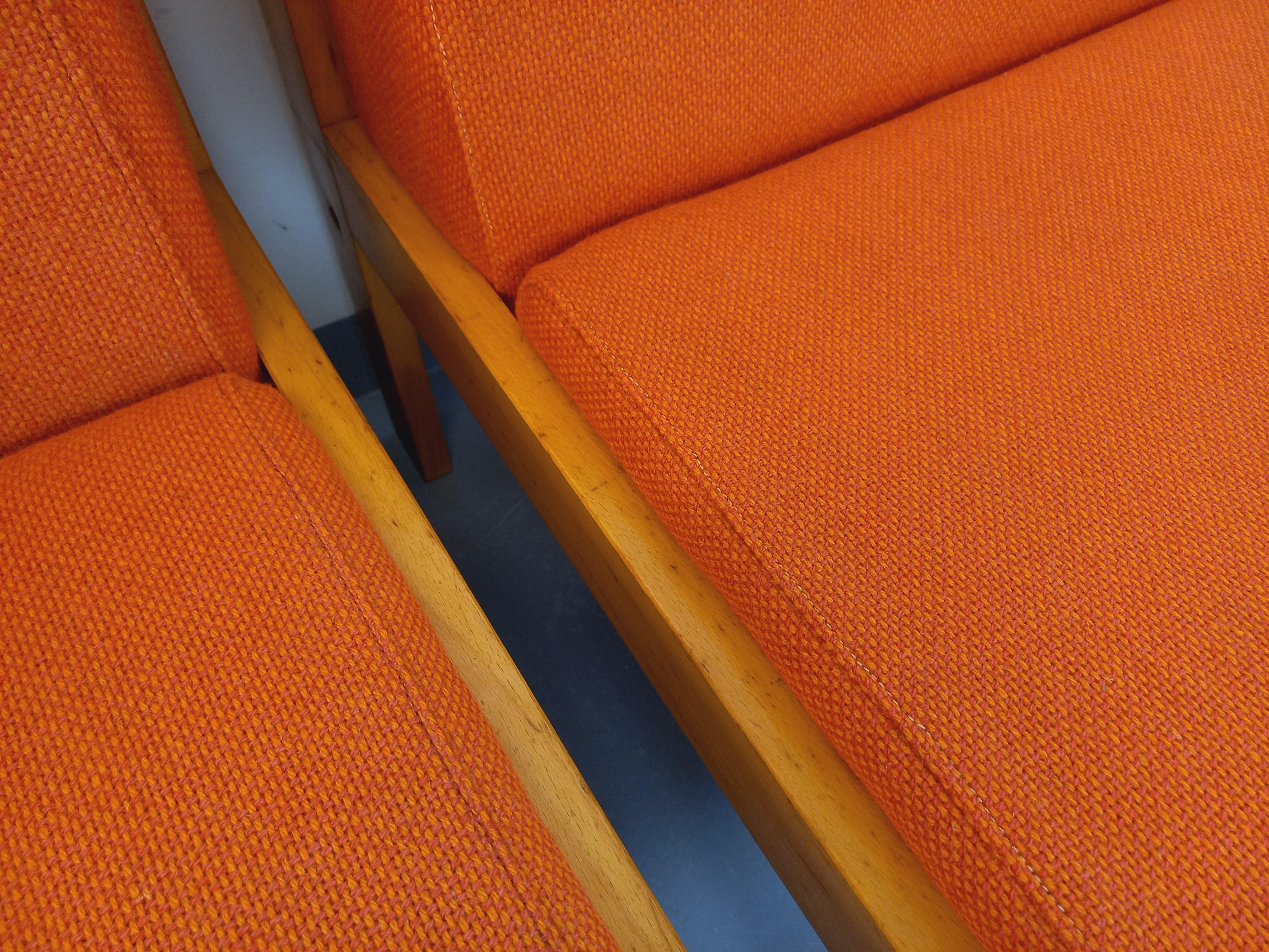 Suite de 2 fauteuils chauffeuses Baumann vintage en tissu orange et bois For Sale 11