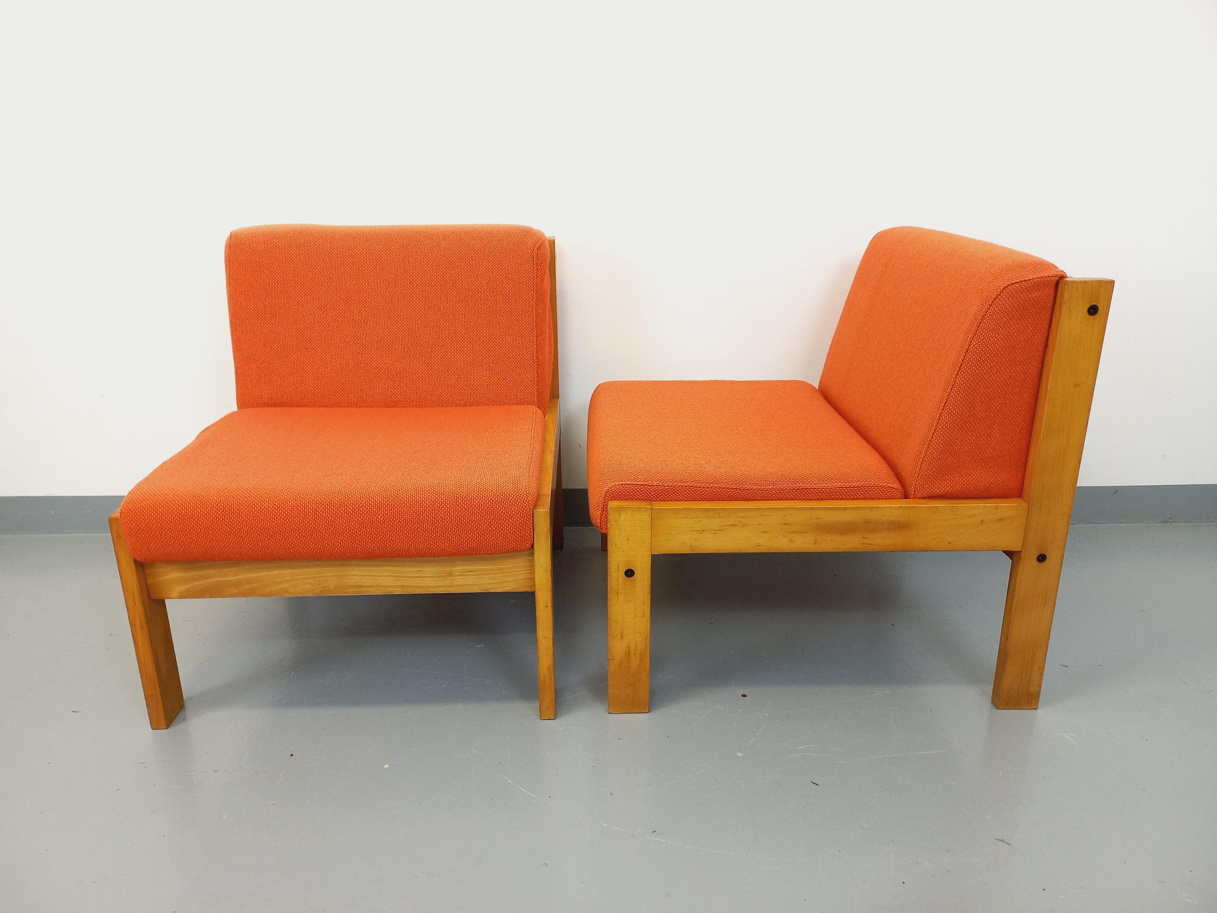 Suite de 2 fauteuils chauffeuses Baumann vintage en tissu orange et bois For Sale 12