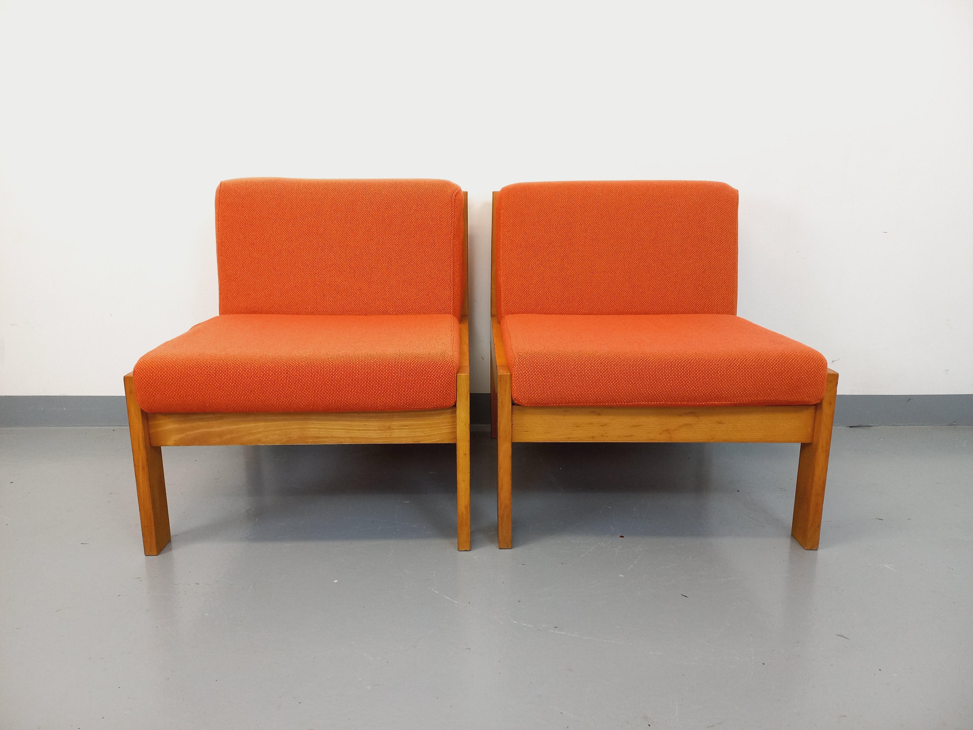 2 fauteuils chauffeuses vintage du début des années 80, de marque Baumann, modèle Esterel designé par Louis Lepoix, dossiers et assises composés de 2 coussins amovibles en tissu de laine orange, structure et pieds en bois de hêtre, beau design très