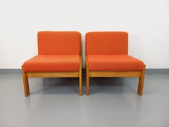 Suite de 2 fauteuils chauffeuses Boi vintage en tissu orange et bois
