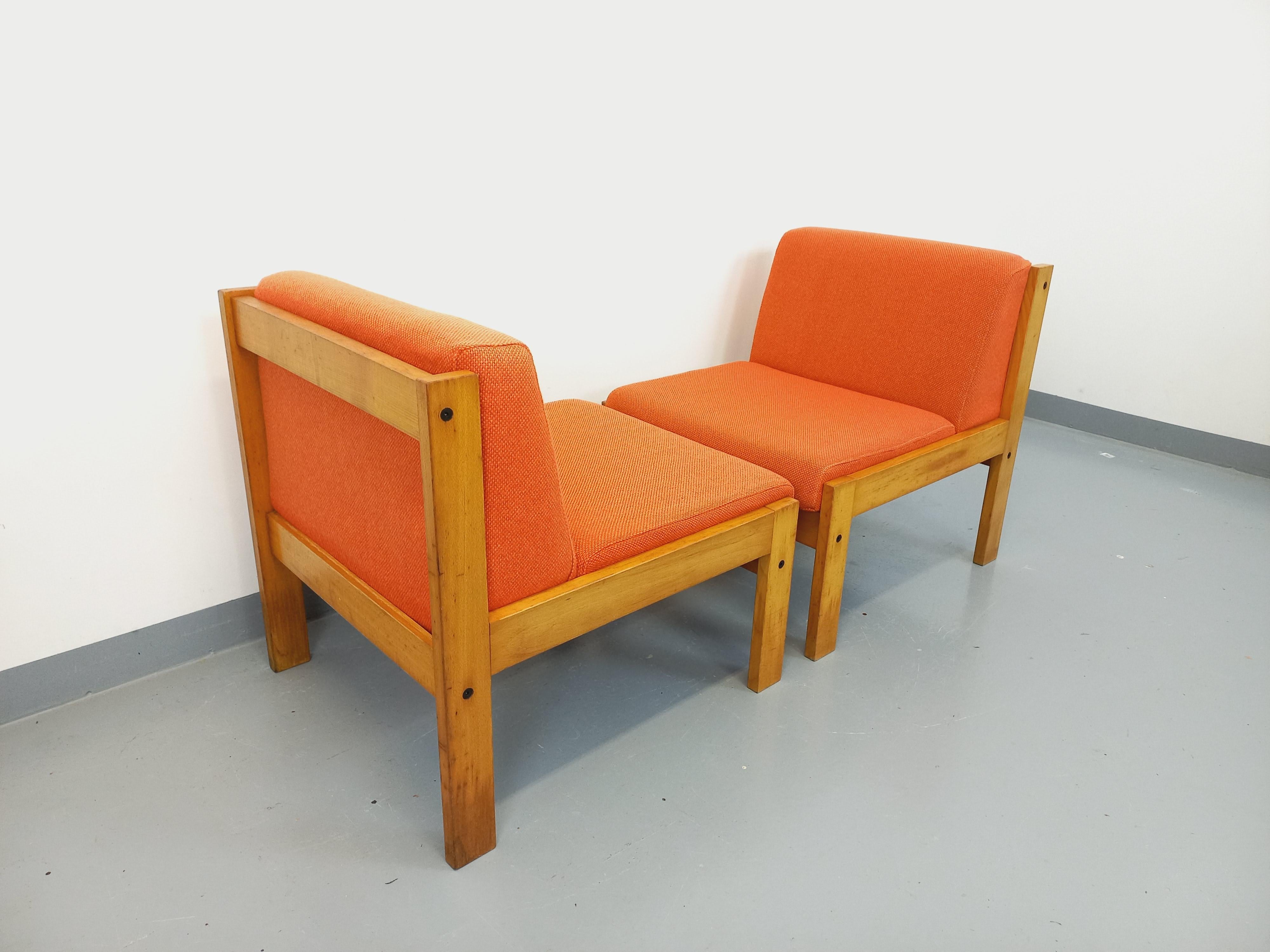 Suite de 2 fauteuils chauffeuses Baumann vintage en tissu orange et bois For Sale 13