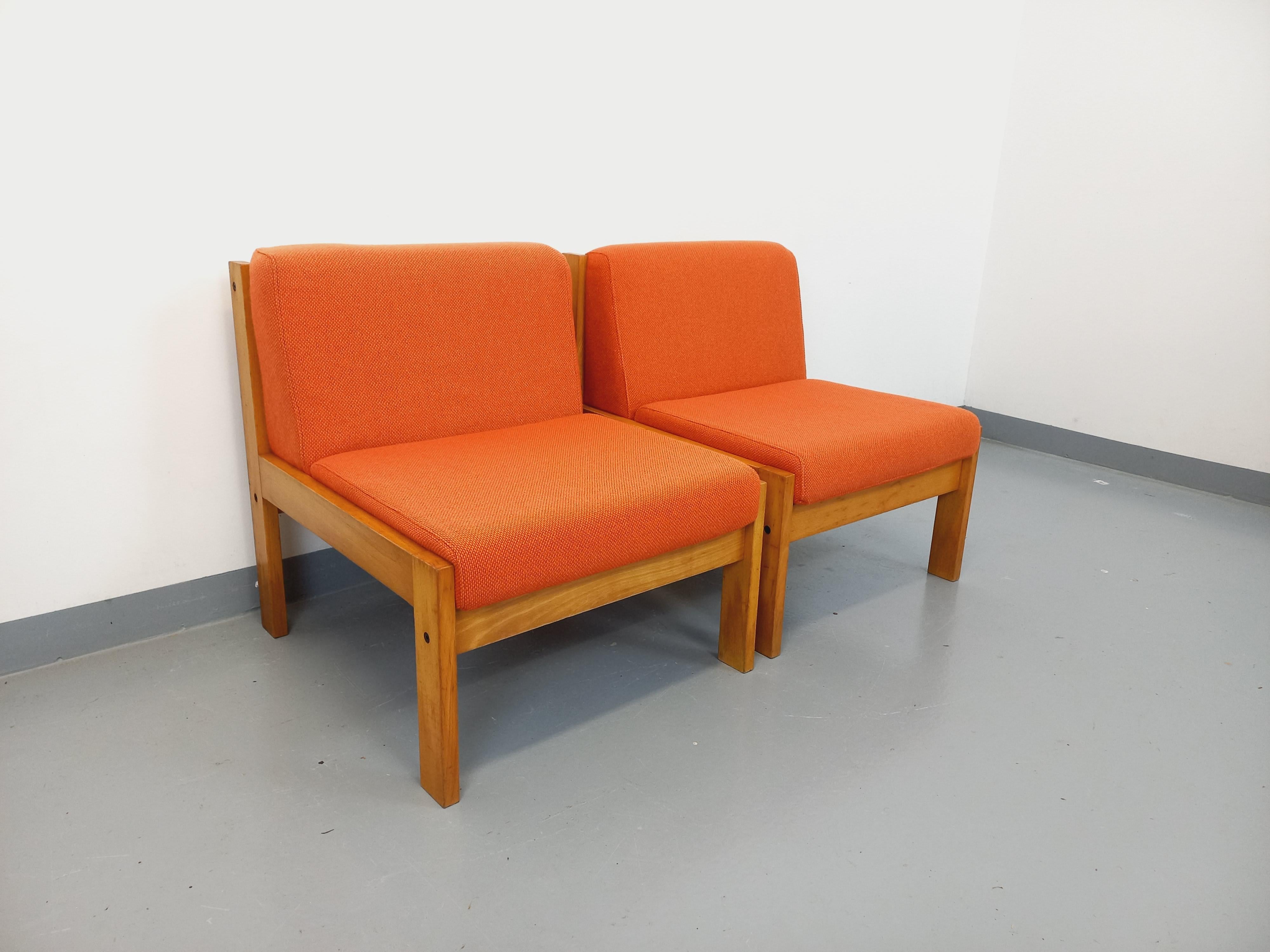 Mid-Century Modern Suite de 2 fauteuils chauffeuses Baumann vintage en tissu orange et bois For Sale