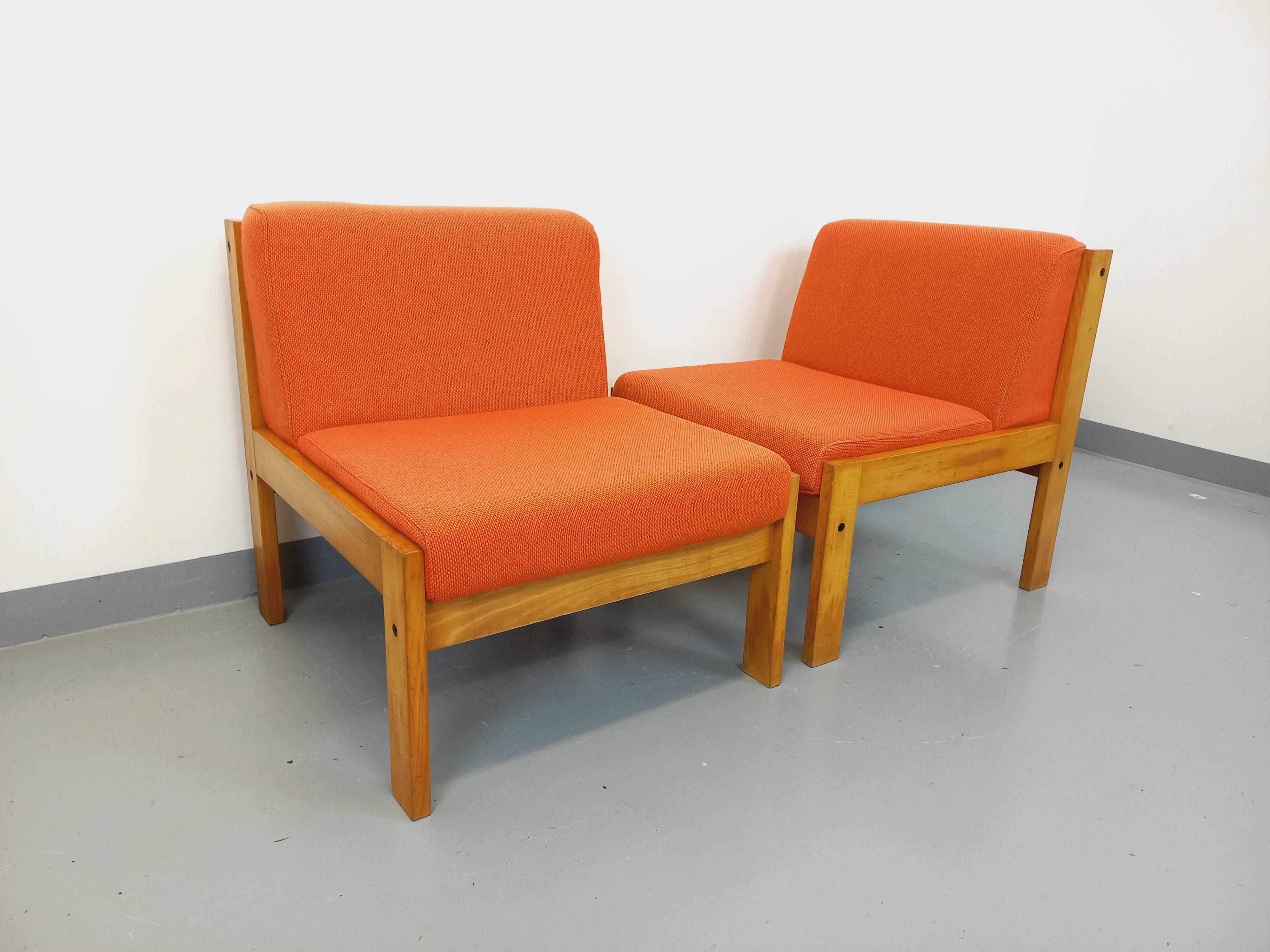 French Suite de 2 fauteuils chauffeuses Baumann vintage en tissu orange et bois For Sale