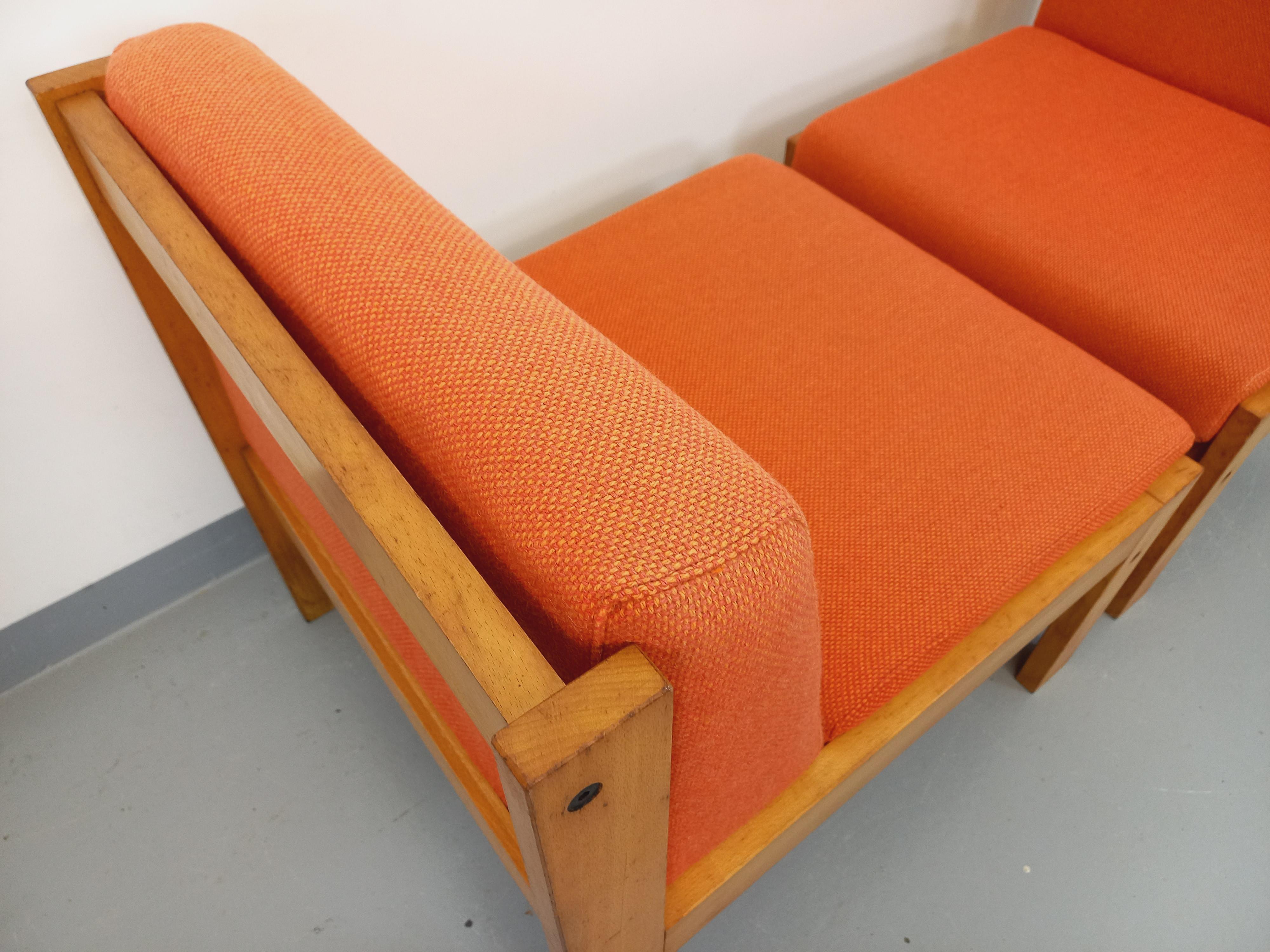 Late 20th Century Suite de 2 fauteuils chauffeuses Baumann vintage en tissu orange et bois For Sale