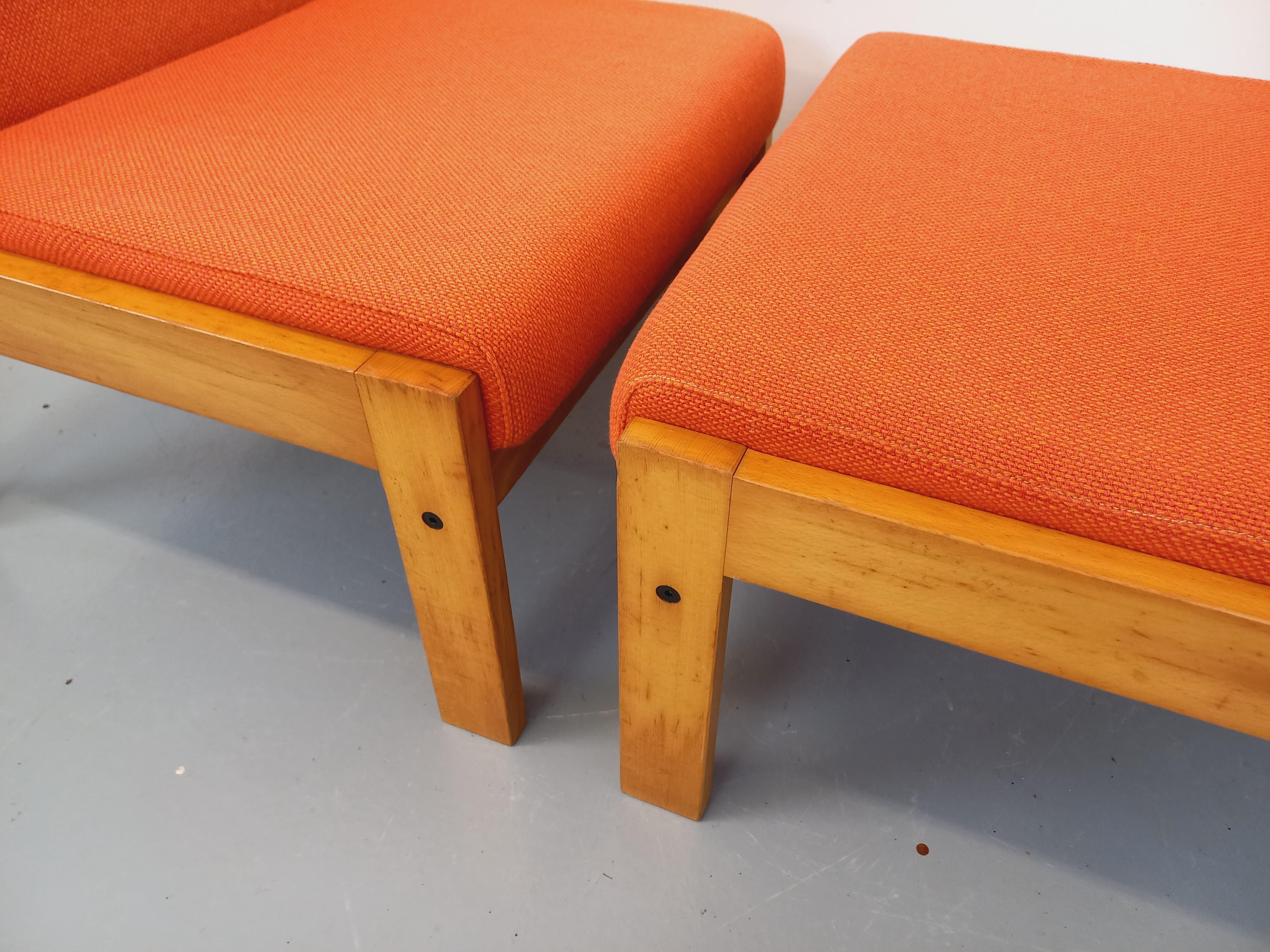 Suite de 2 fauteuils chauffeuses Baumann vintage en tissu orange et bois For Sale 1