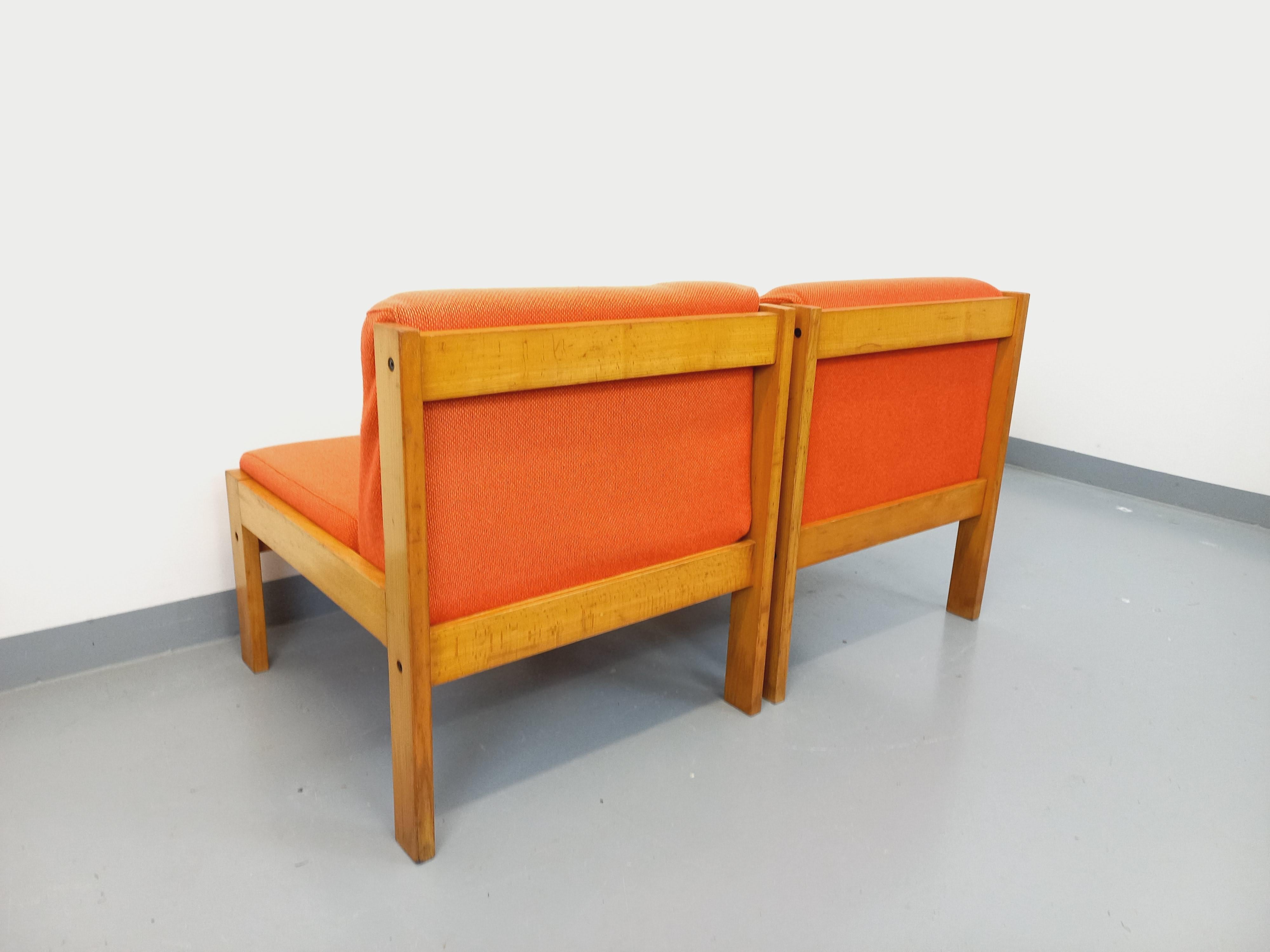 Suite de 2 fauteuils chauffeuses Baumann vintage en tissu orange et bois For Sale 2