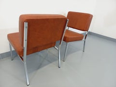 Suite de 2 fauteuils chauffeuses modernistes vintage en skai et métal chromé
