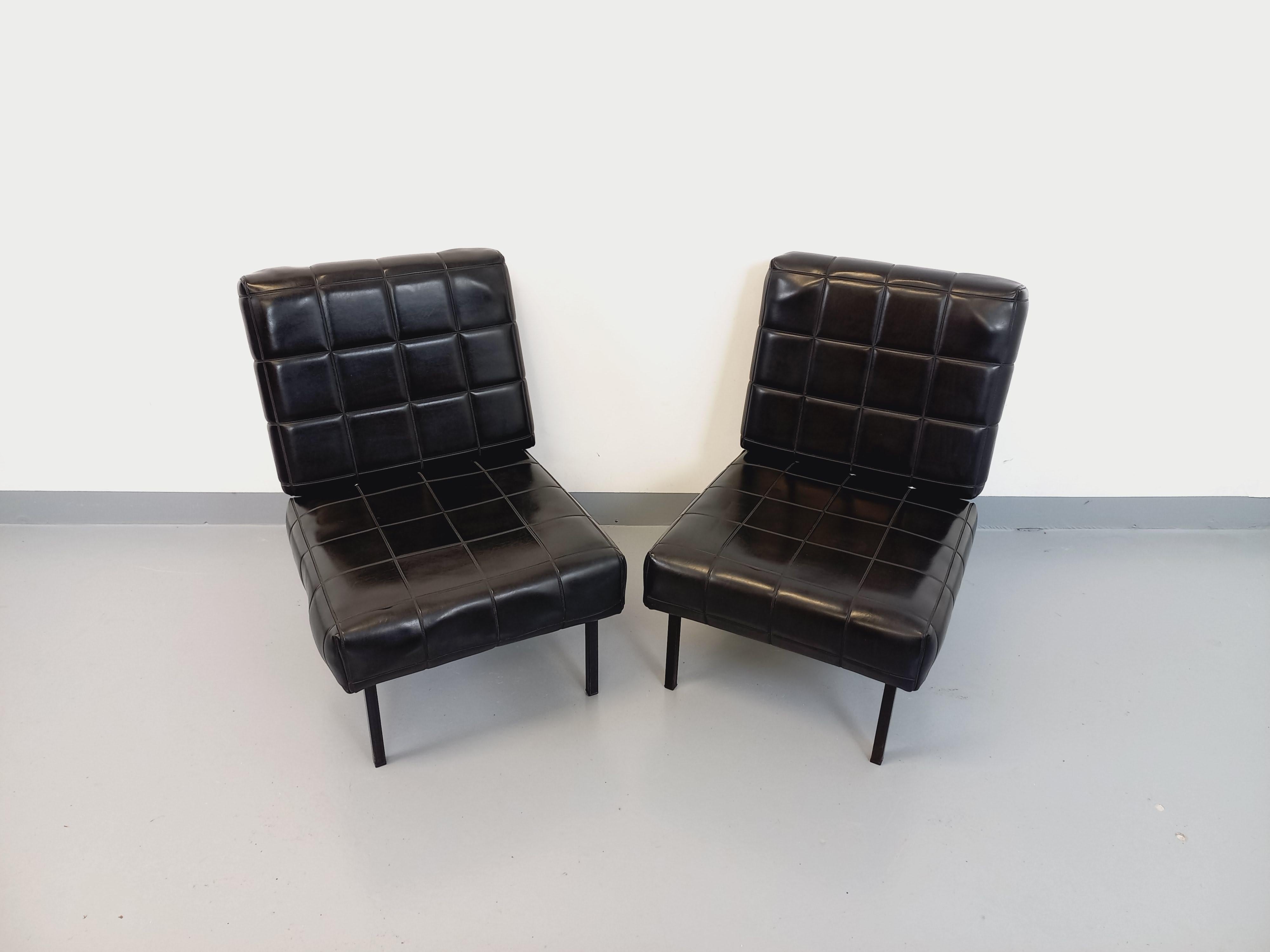 Suite de 2 fauteuils chauffeuses modernistes vintage en skai et métal des années 3