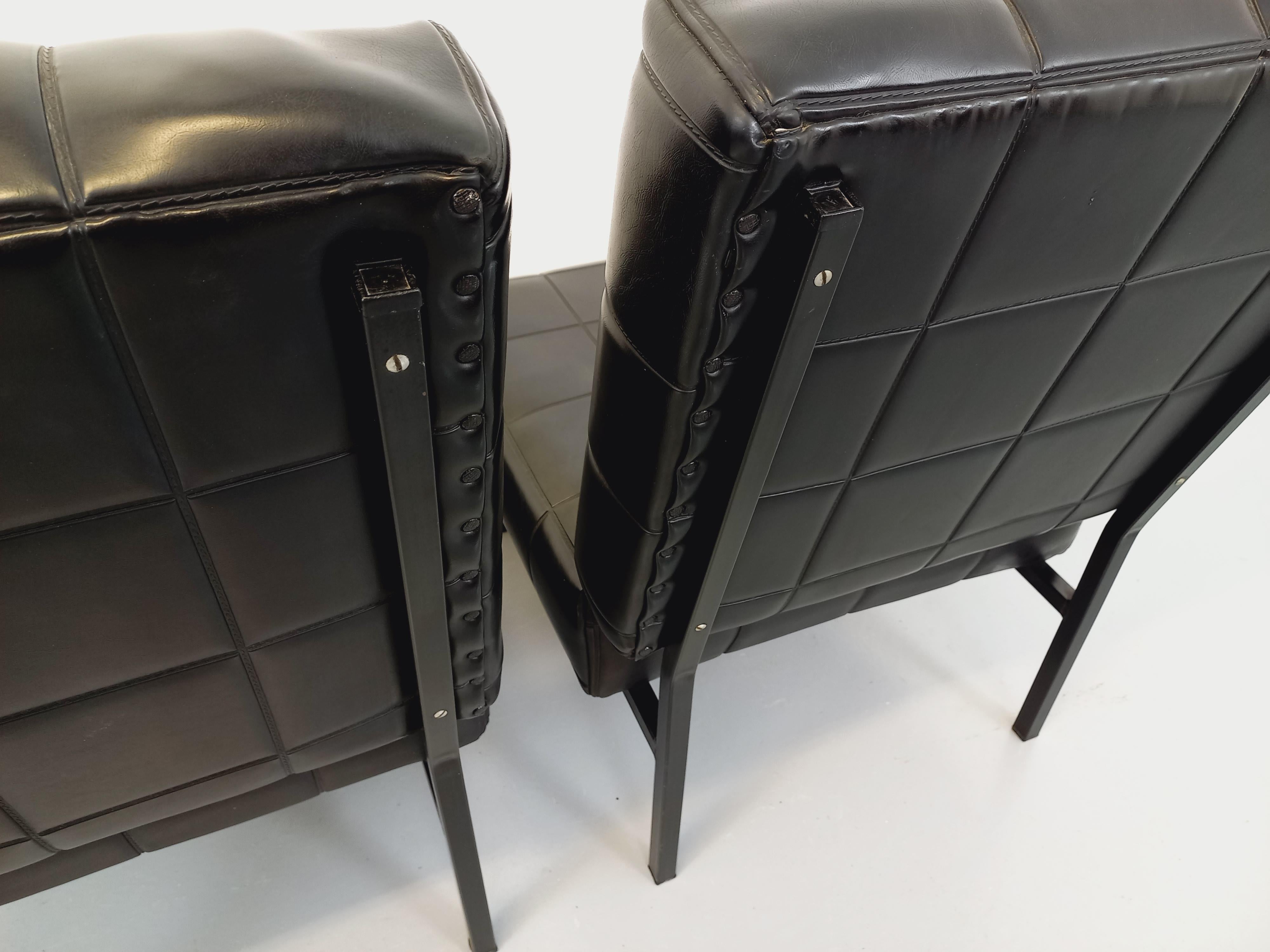 Suite de 2 fauteuils chauffeuses modernistes vintage en skai et métal des années 4
