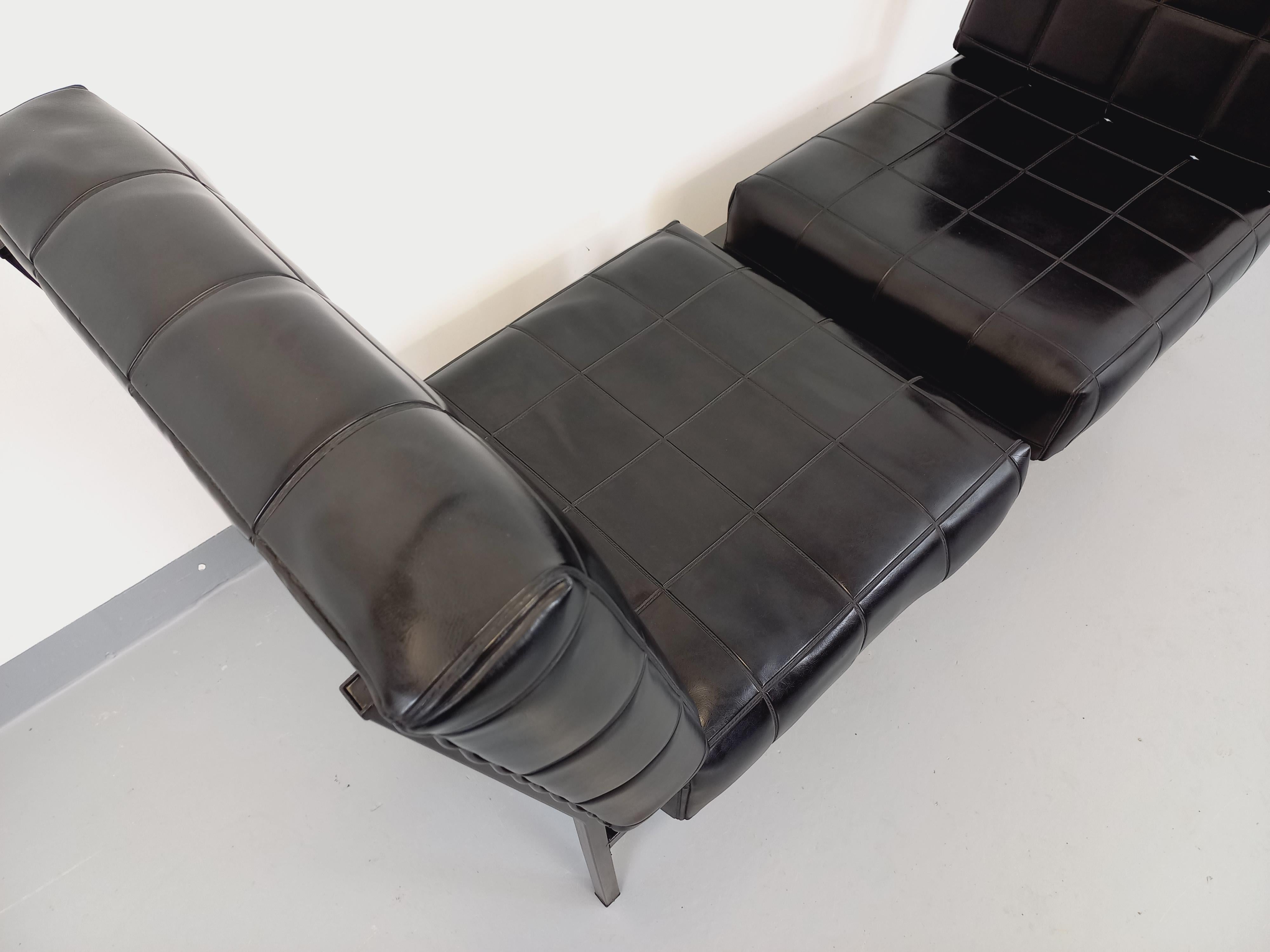 Suite de 2 fauteuils chauffeuses modernistes vintage en skai et métal des années 6