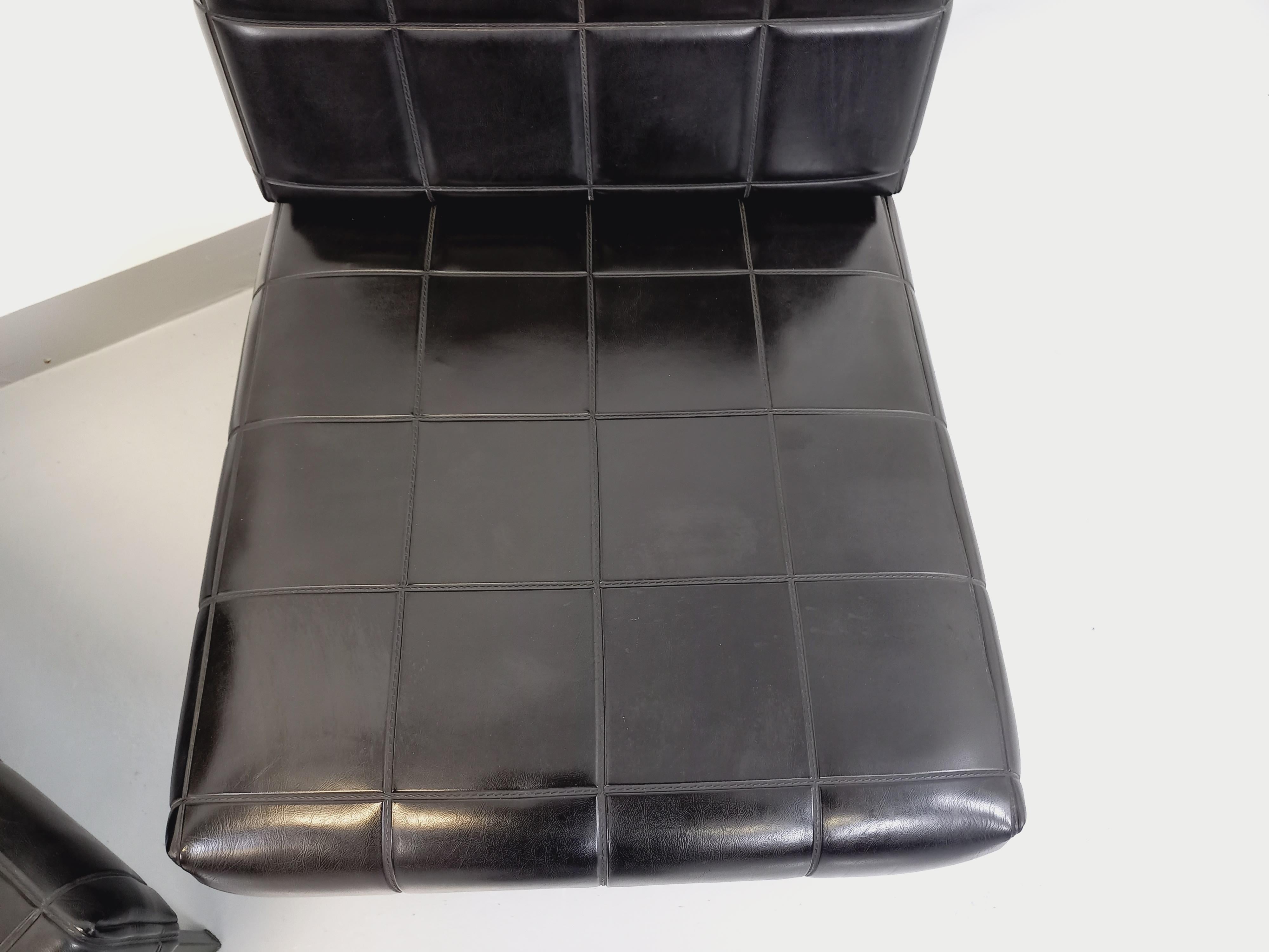 Suite de 2 fauteuils chauffeuses modernistes vintage en skai et métal des années 7