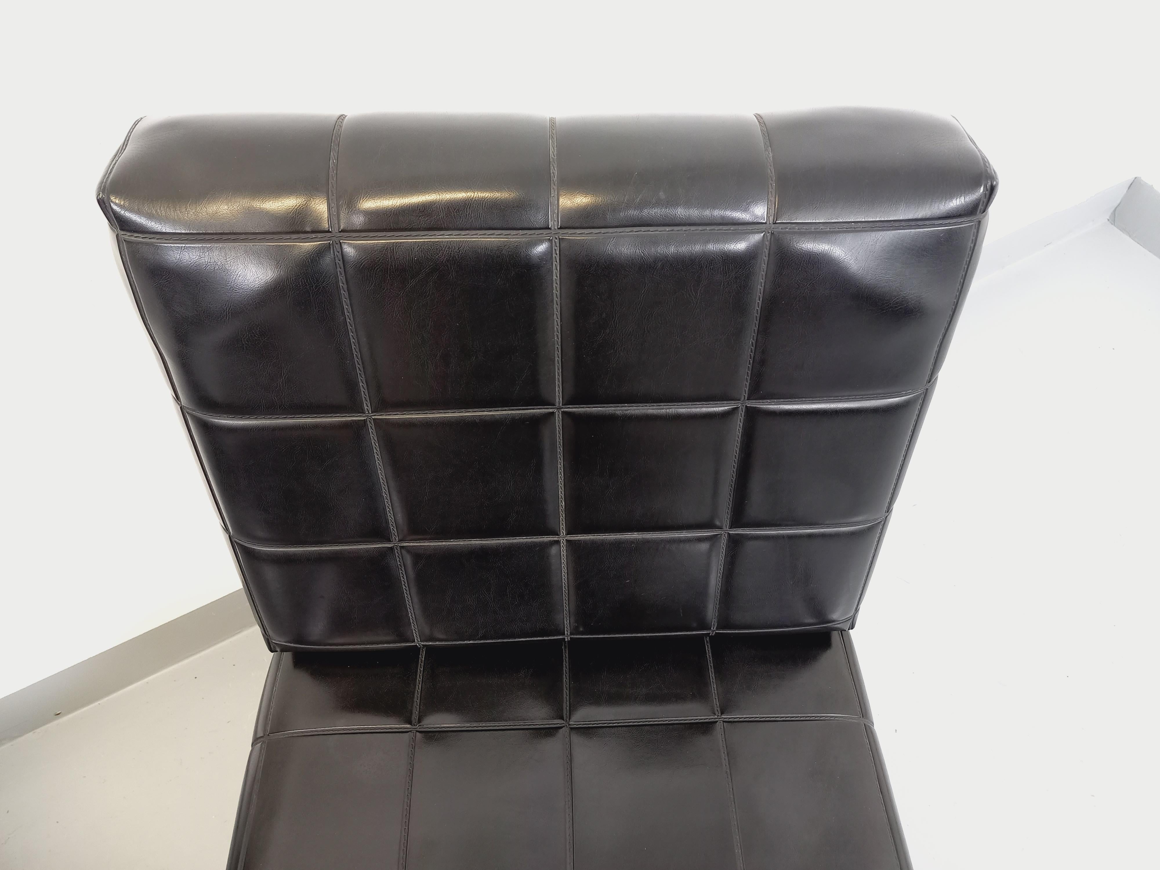 Suite de 2 fauteuils chauffeuses modernistes vintage en skai et métal des années 8