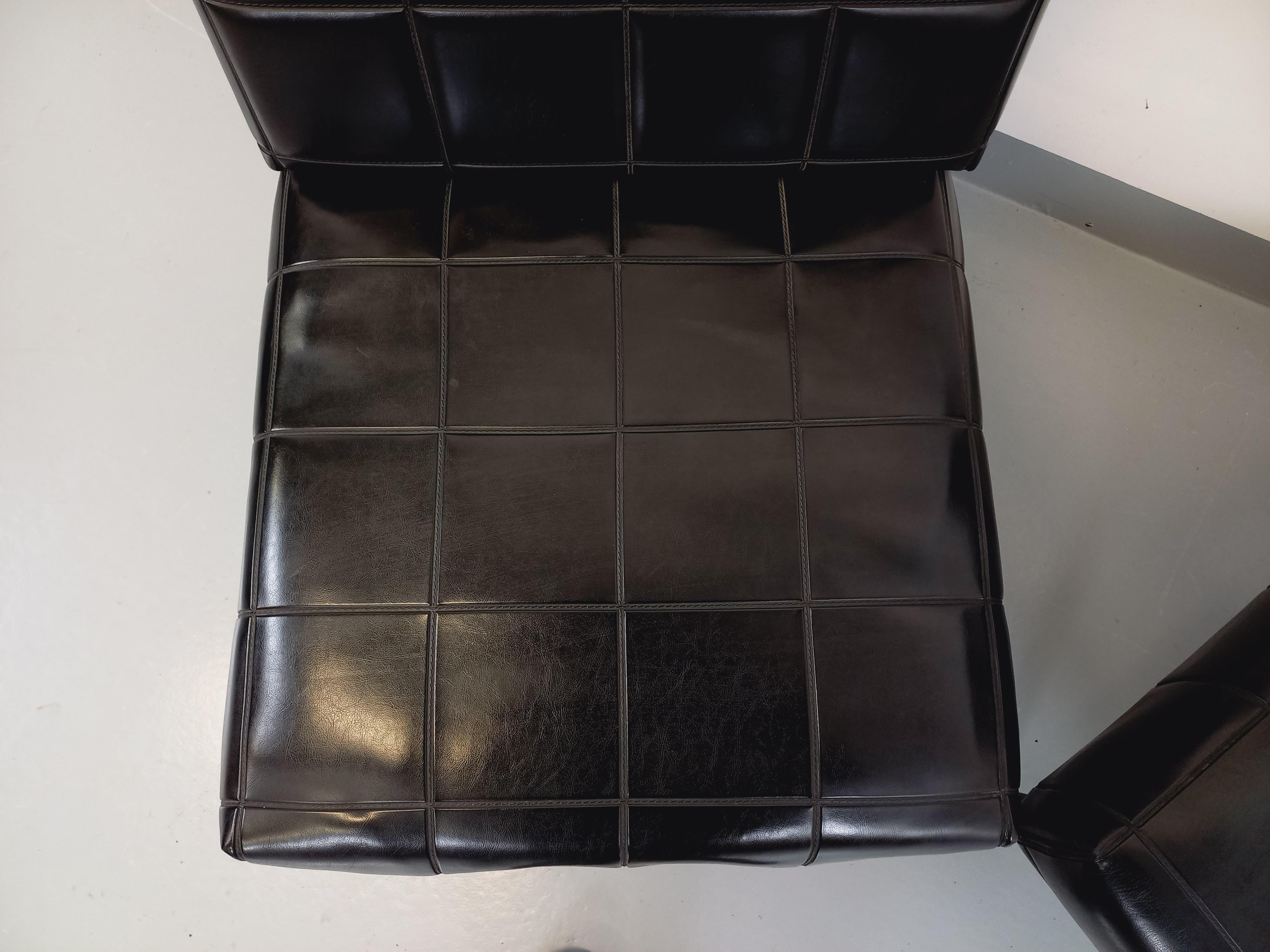 Suite de 2 fauteuils chauffeuses modernistes vintage en skai et métal des années 9