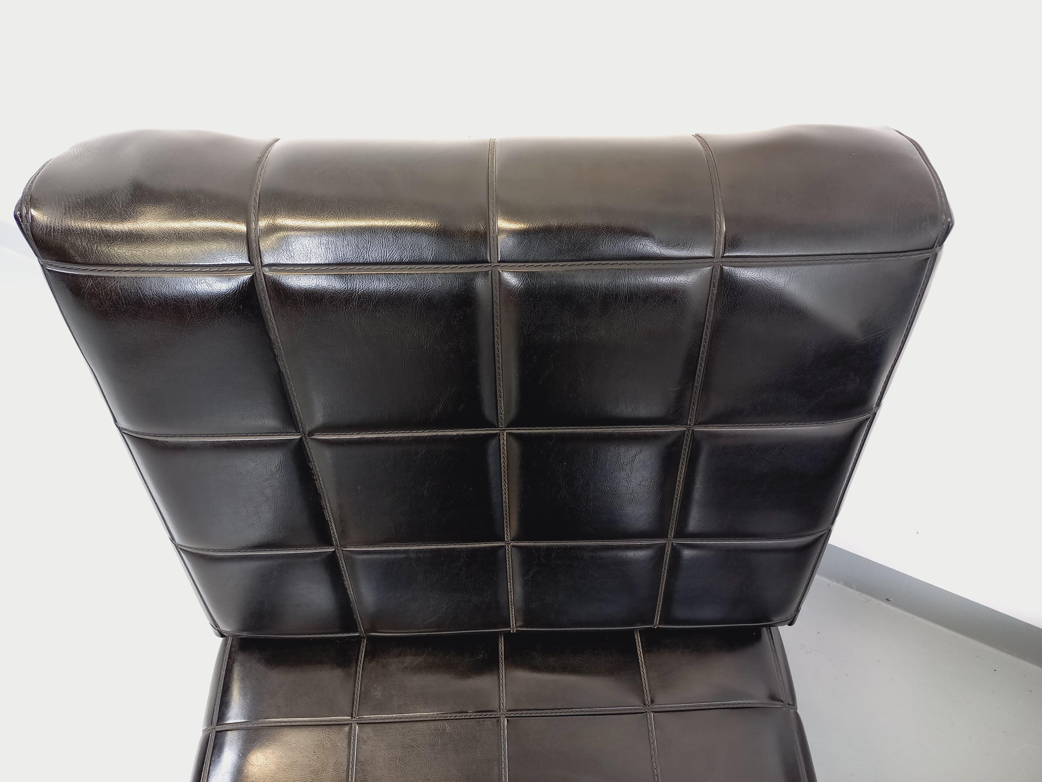 Suite de 2 fauteuils chauffeuses modernistes vintage en skai et métal des années 10