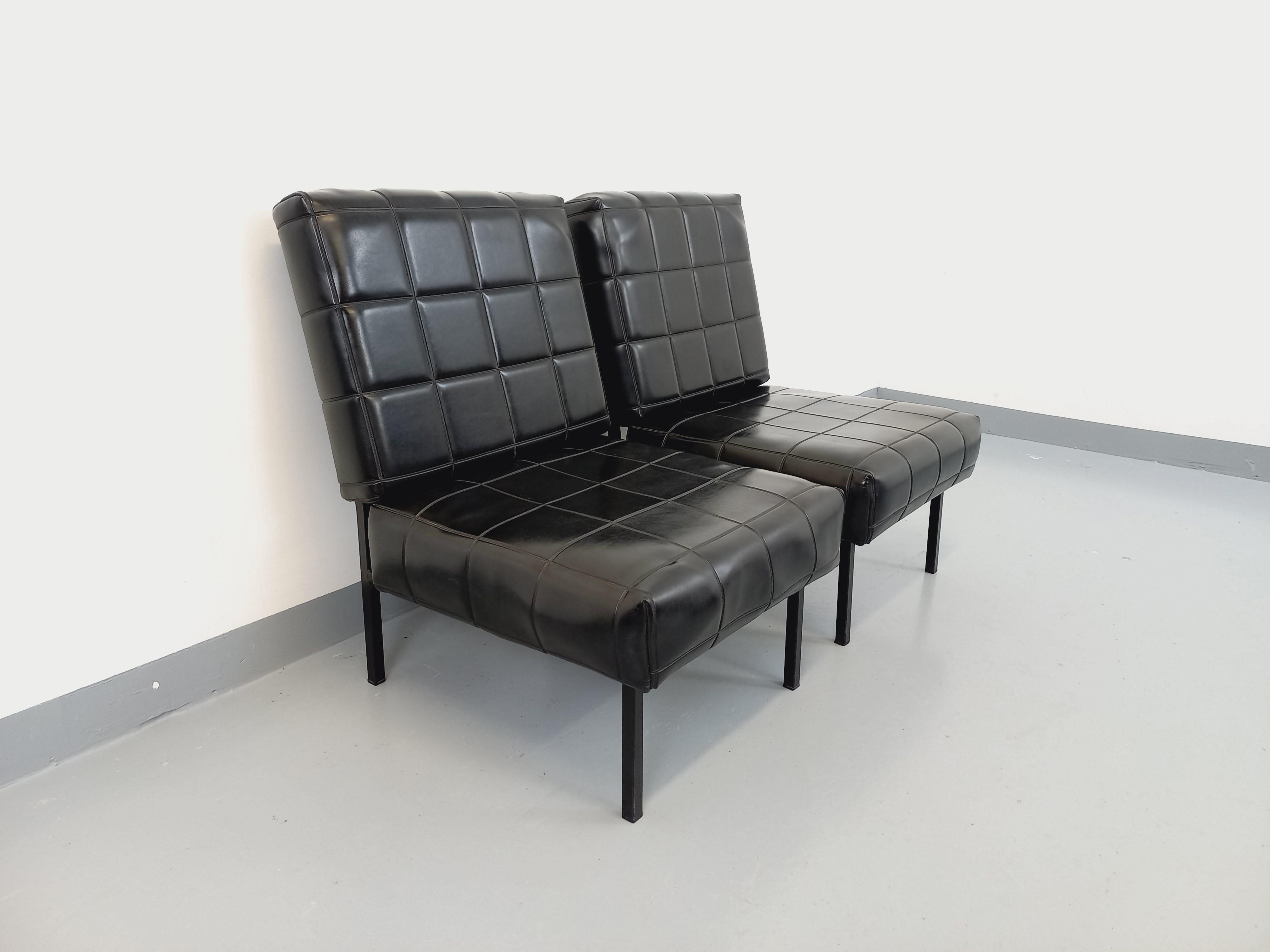 2 fauteuils chauffeurs modernistes vintage des années 60, en skai noir surpiqué en carrés, structure et pieds tubulaires carrés en métal noir, beau design dans le goût des chauffeuses de Joseph-André Motte pour Airborne, très bon état général.
Réf