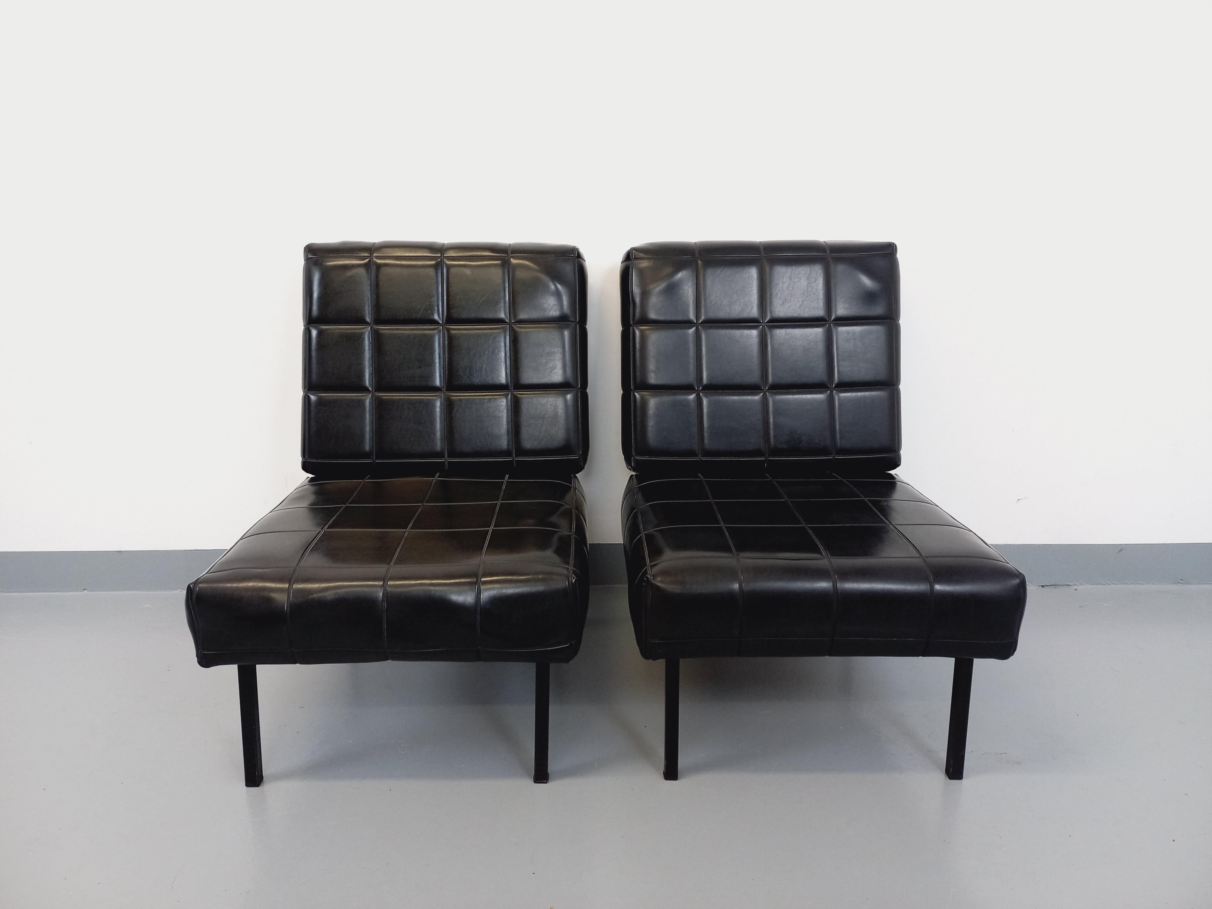 Ère spatiale Suite de 2 fauteuils chauffeuses modernistes vintage en skai et métal des années
